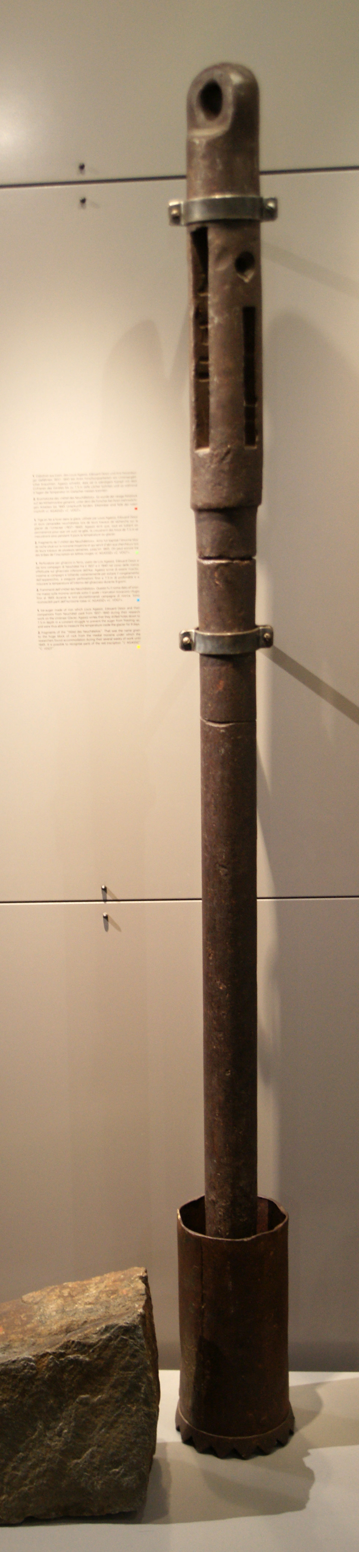 아가시가 운터아르 빙하에 최대 7.5m 깊이까지 구멍을 뚫어 온도를 측정하는 데 사용한 사람 크기의 철제 오거 (스위스 알프스 박물관, 베른)