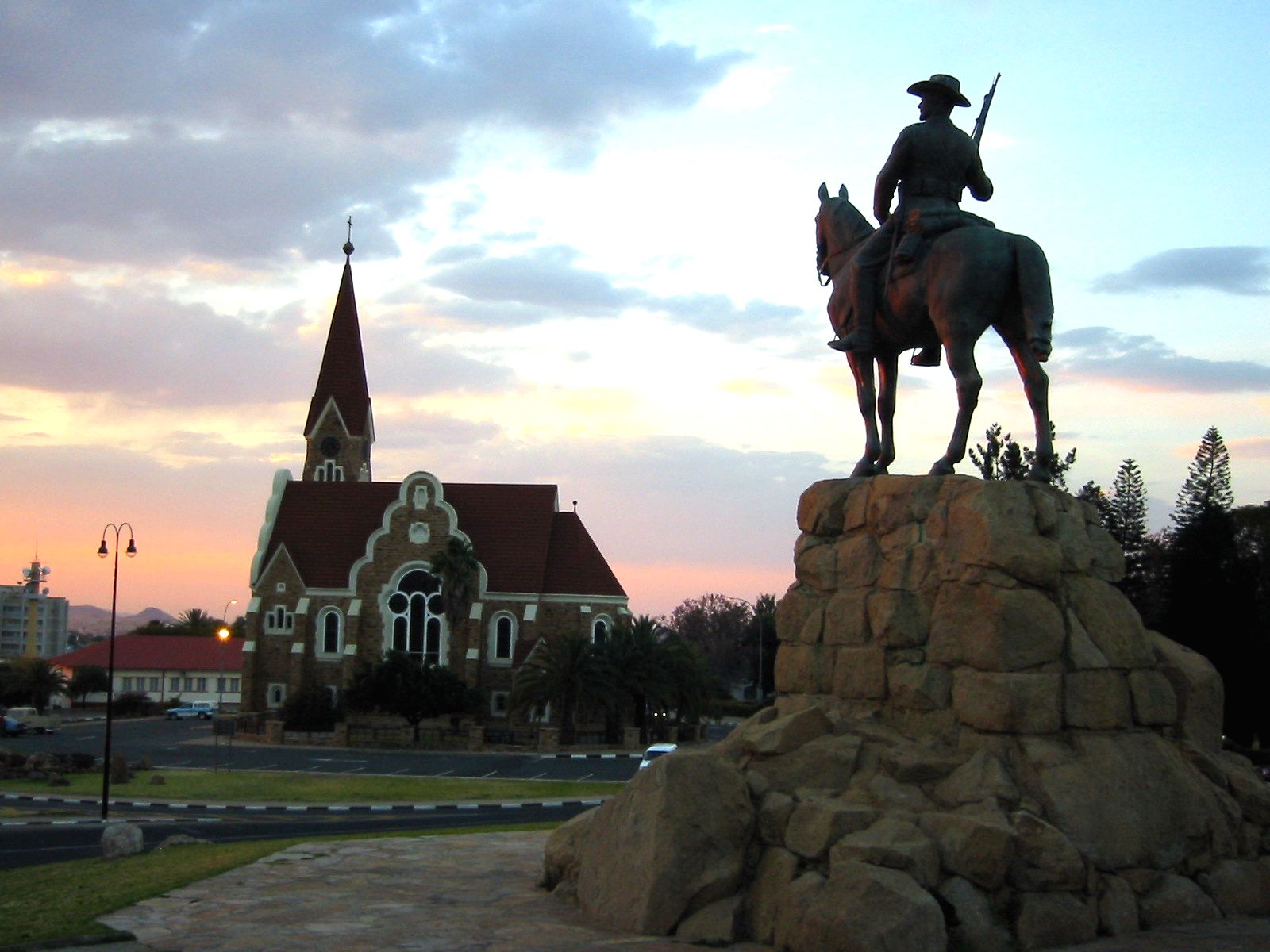 Gereja Jerman dan monumen penjajah di Windhoek.