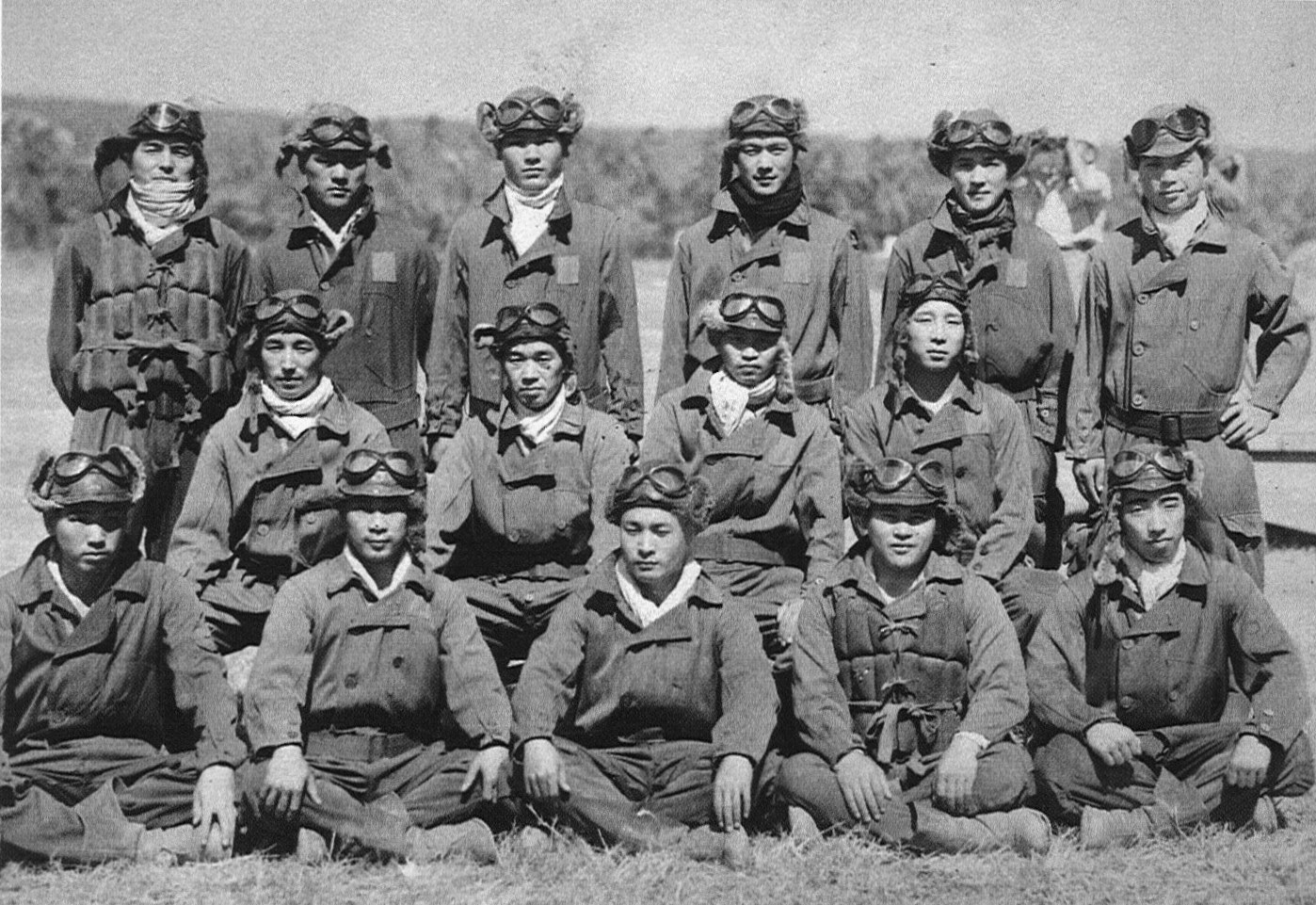 1942년 6월 라에의 타이난 항공대 소속 사병 조종사들의 단체 사진. (왼쪽에서 첫 번째가 니시자와)