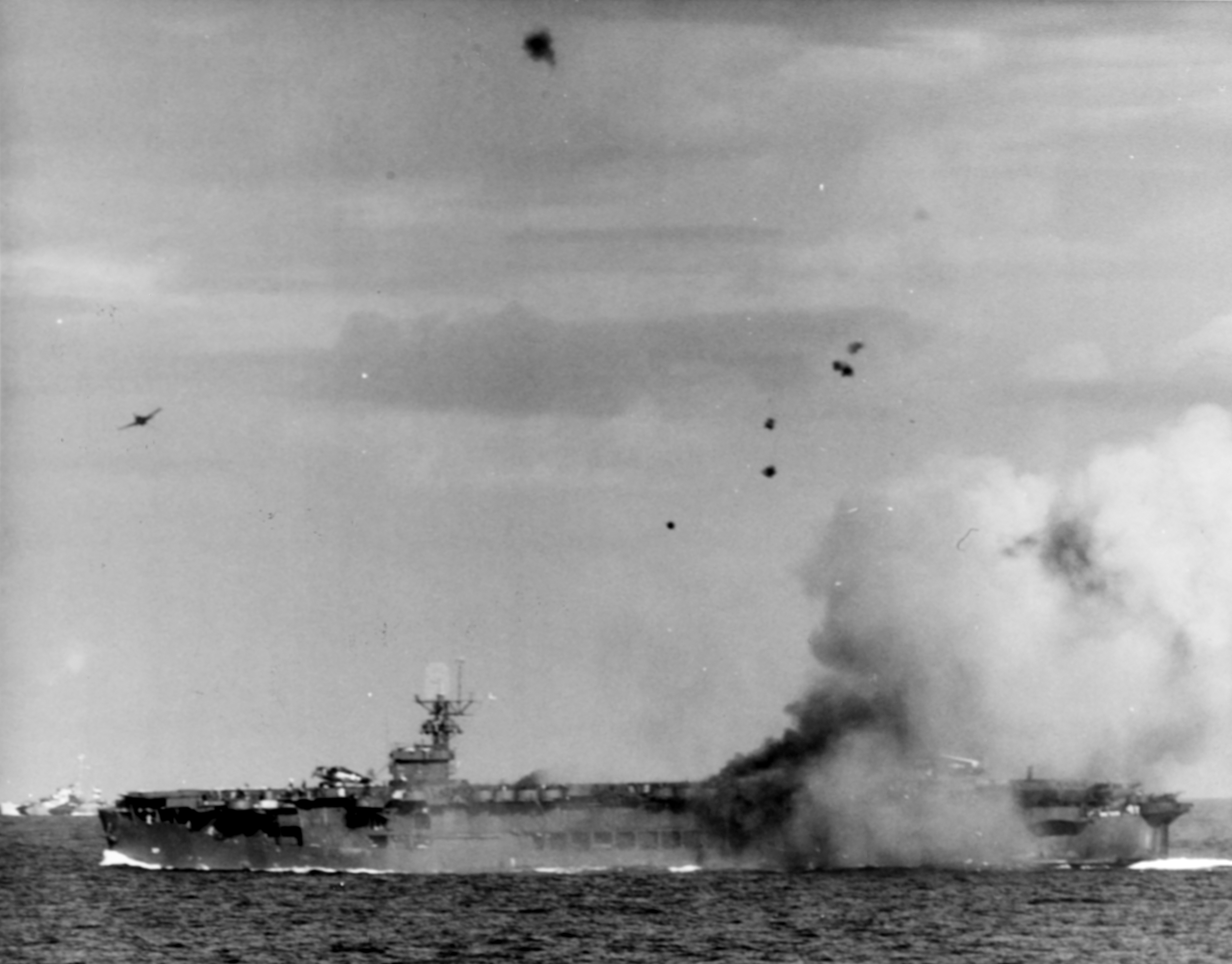 일본 미쓰비시 A6M 가미카제기가 1944년 10월 25일 USS 수와니 (CVE-27)에 충돌하는 모습