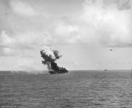 1944년 10월 26일 공격받는 USS 수와니 (CVE-27)