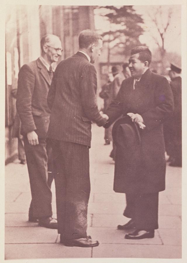 Pridi di London pada tahun 1947, bersiap untuk menghadap Raja George VI.