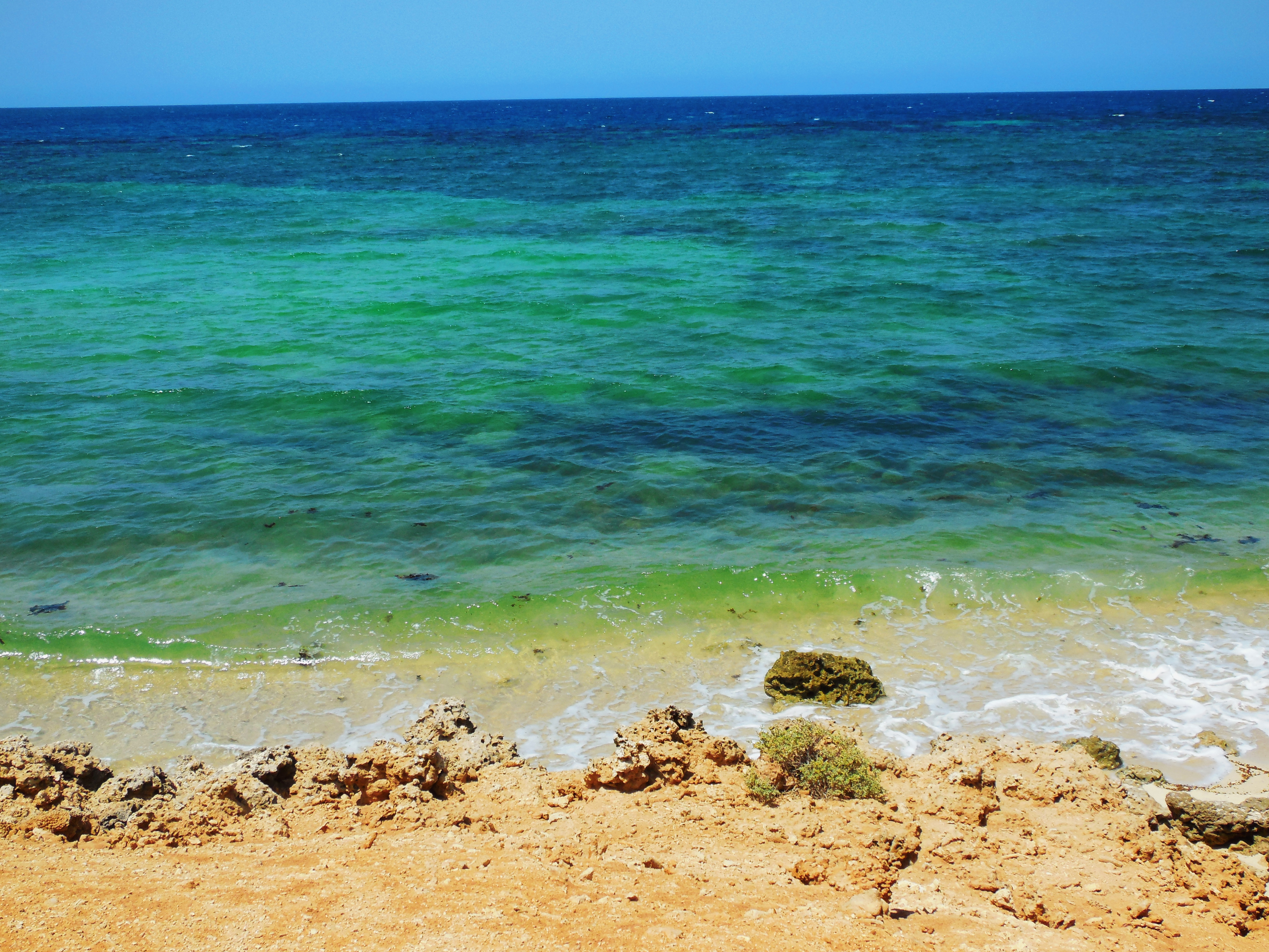 Bãi biển phía nam Thành phố Djibouti, nhìn ra Vịnh Aden.