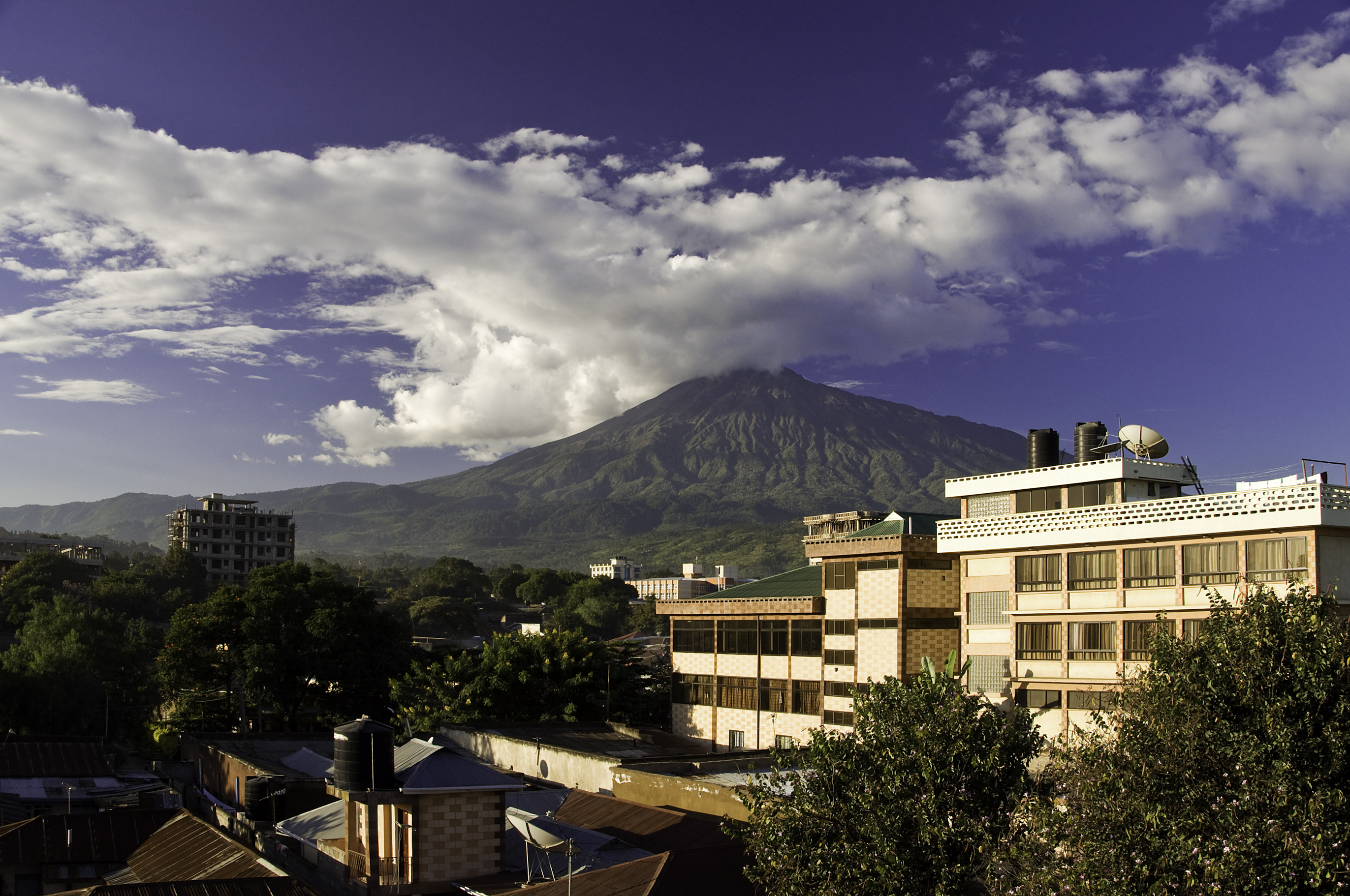 Pemandangan Gunung Meru dari Arusha.