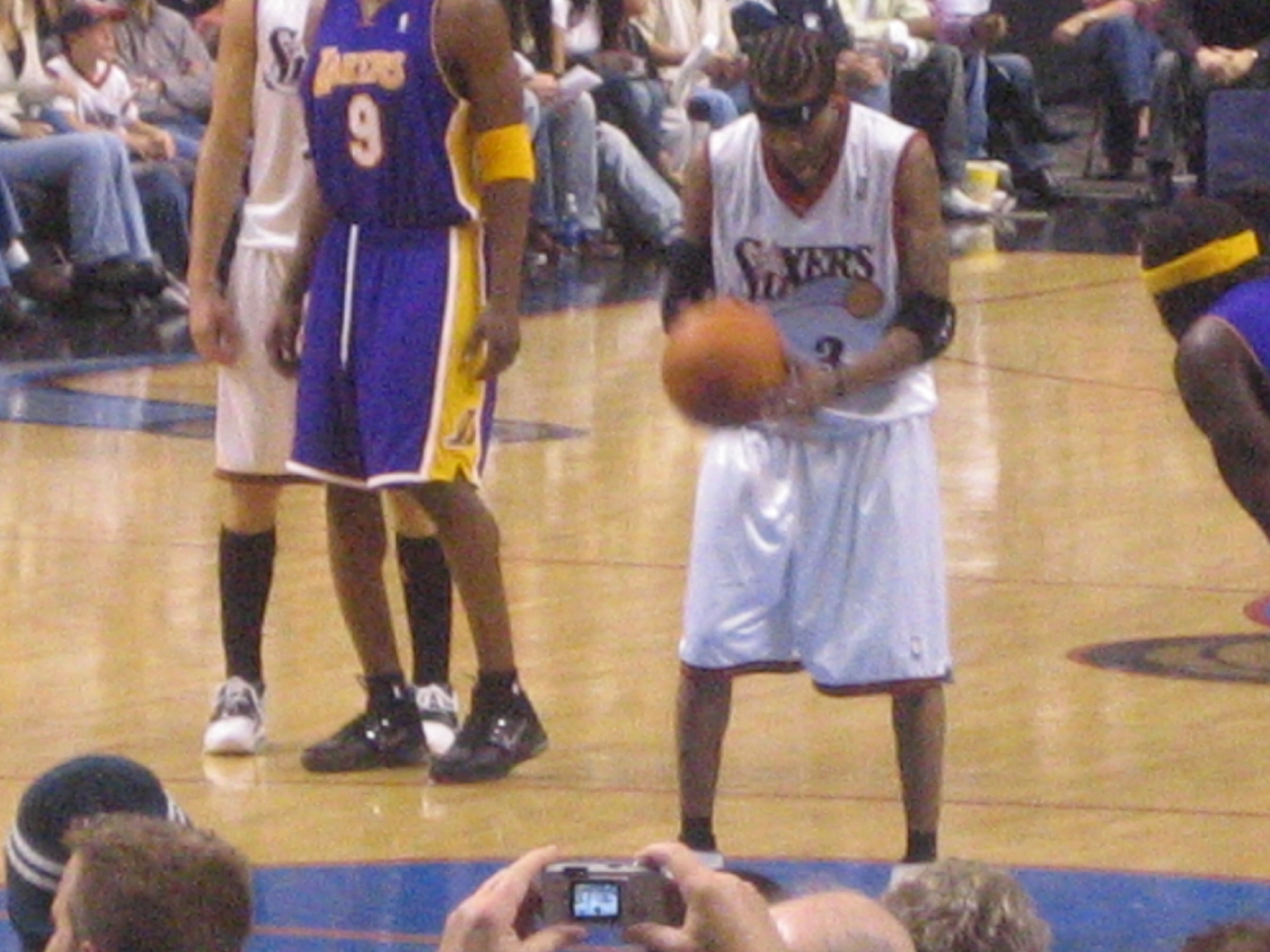 Allen Iverson melakukan tembakan bebas menentang Los Angeles Lakers pada November 2005.