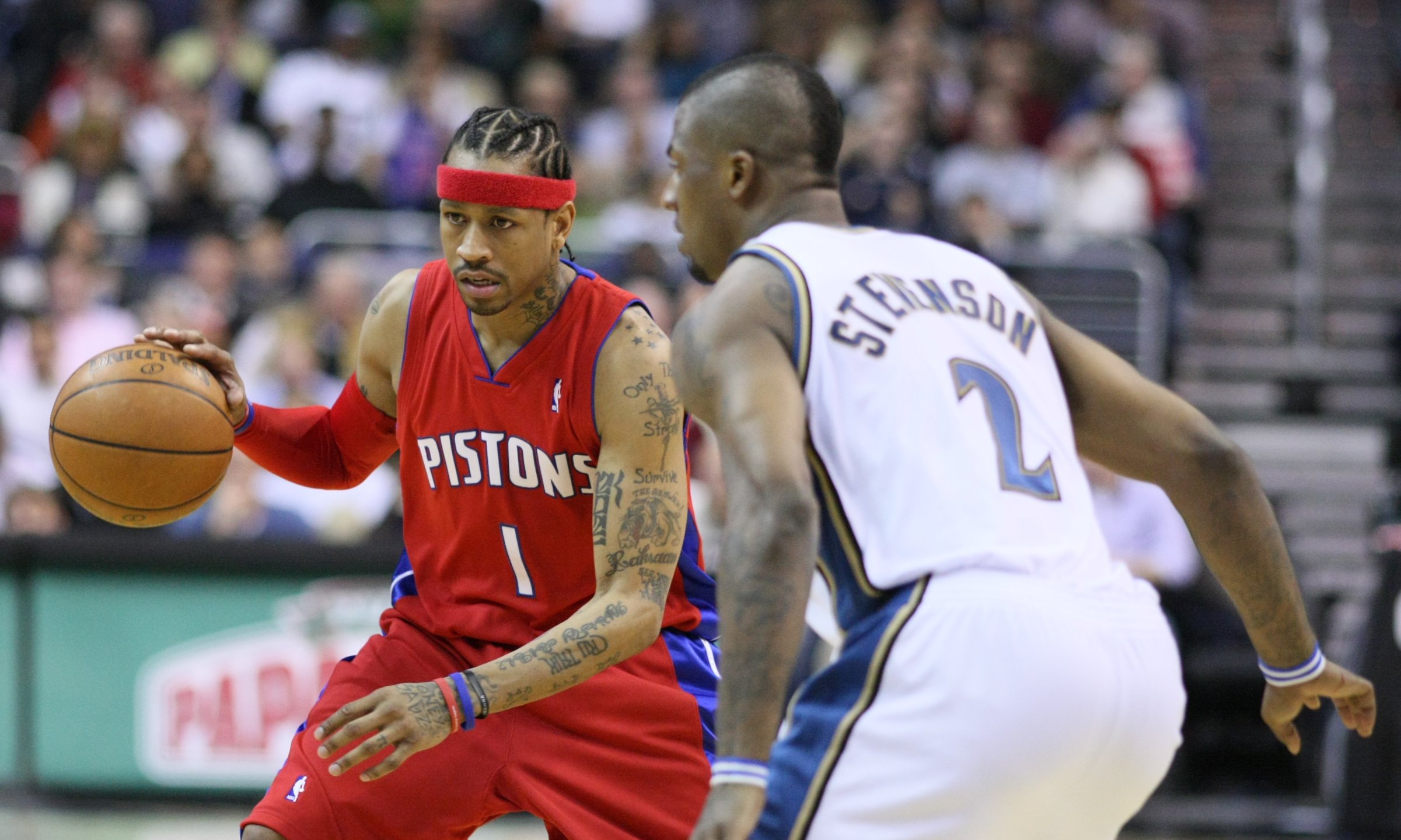 Allen Iverson dijaga oleh DeShawn Stevenson pada Disember 2008.