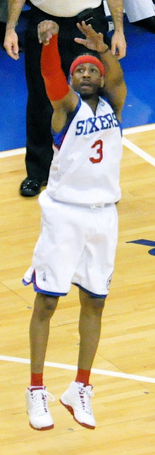 Allen Iverson, semasa tempoh keduanya di Philadelphia, melakukan tembakan lompat untuk 76ers pada tahun 2010.