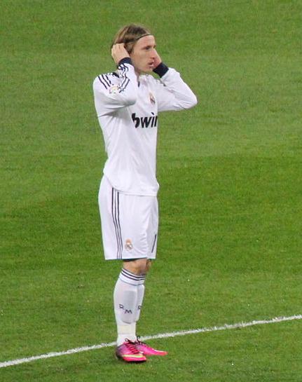 Modrić playing against Sevilla in February 2013