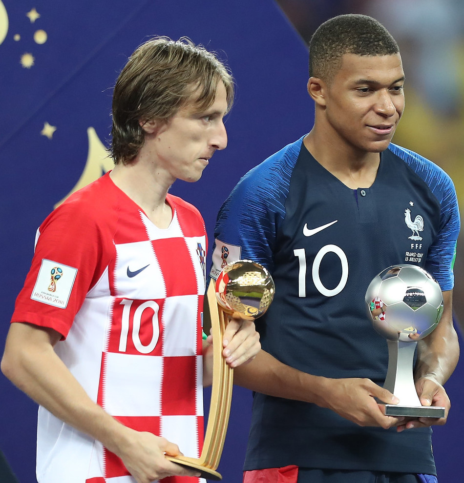 Modrić holding his Golden Ball award for the 2018 FIFA World Cup Best Player