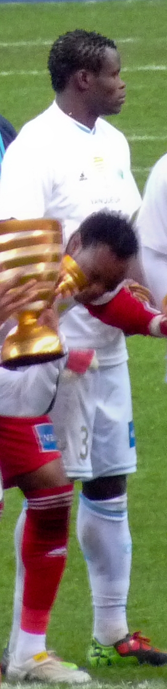 2010년 쿠프 드 라 리그 결승전에서 보르도를 꺾고 동료들과 함께 우승을 축하하는 타이우.