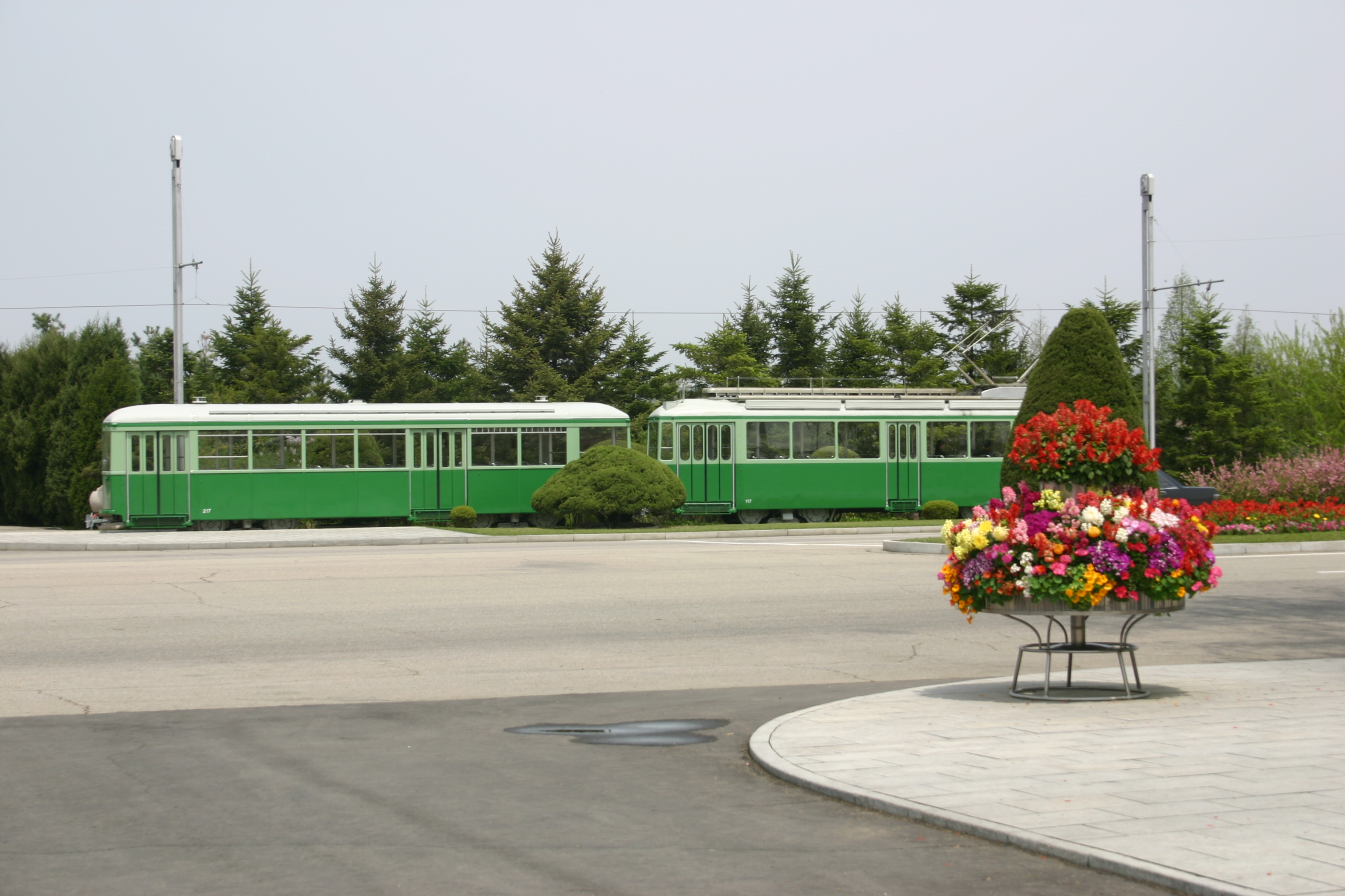 平壌市内の路面電車。