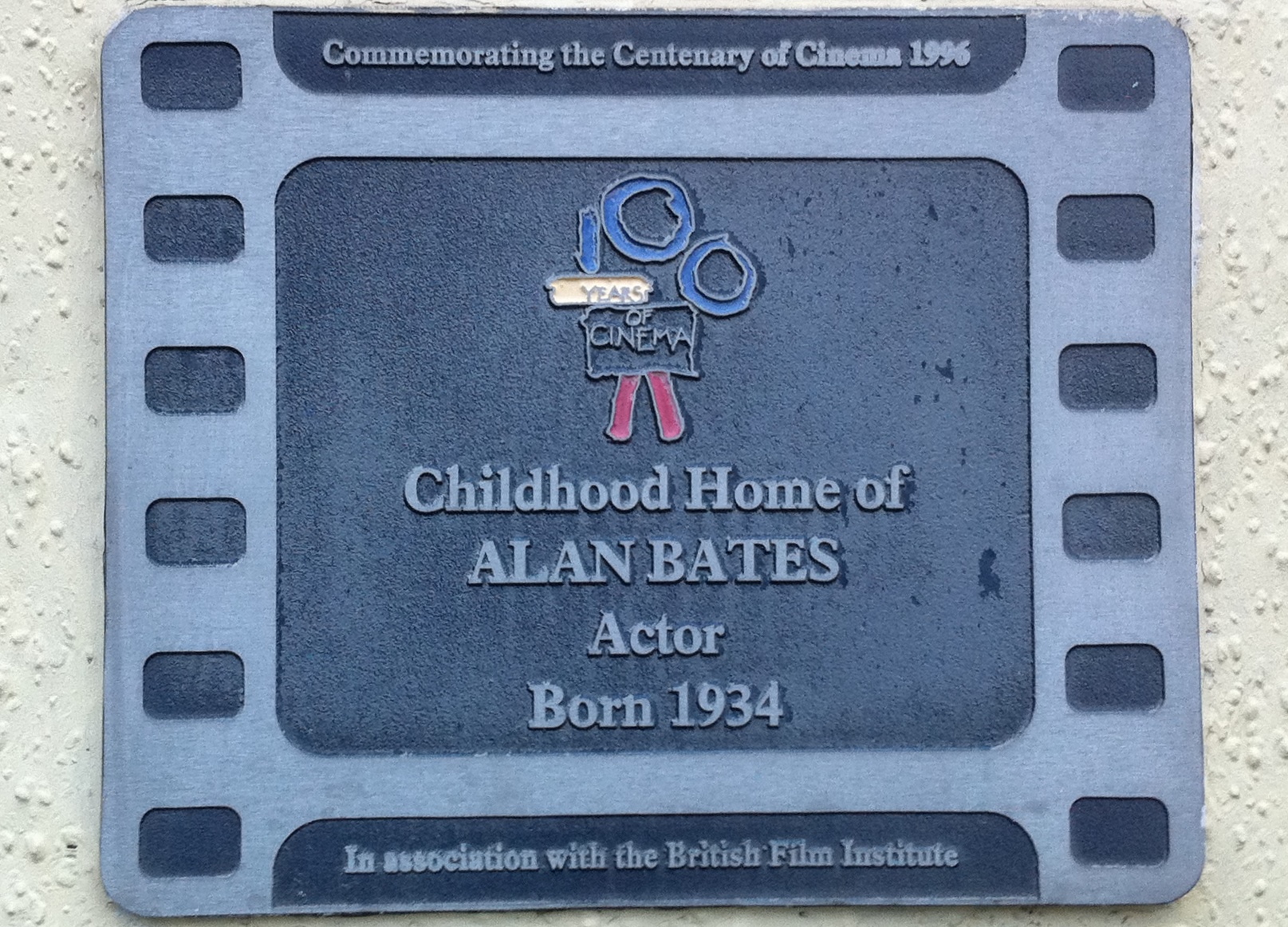アラン・ベイツの生家にあるブルー・プラーク(英国映画協会と共同設置)