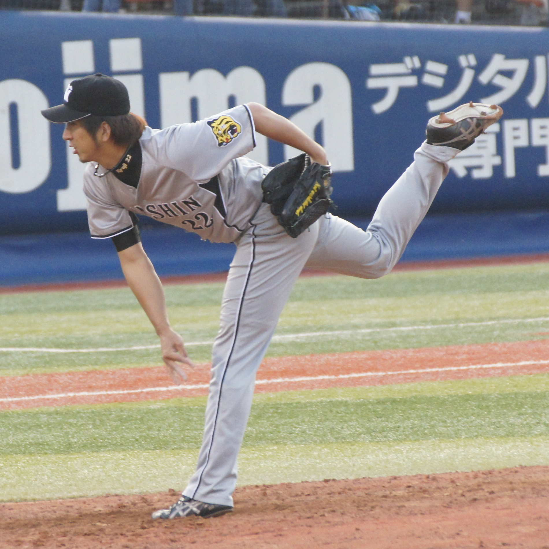 投球する藤川(2011年10月9日、横浜スタジアムにて)