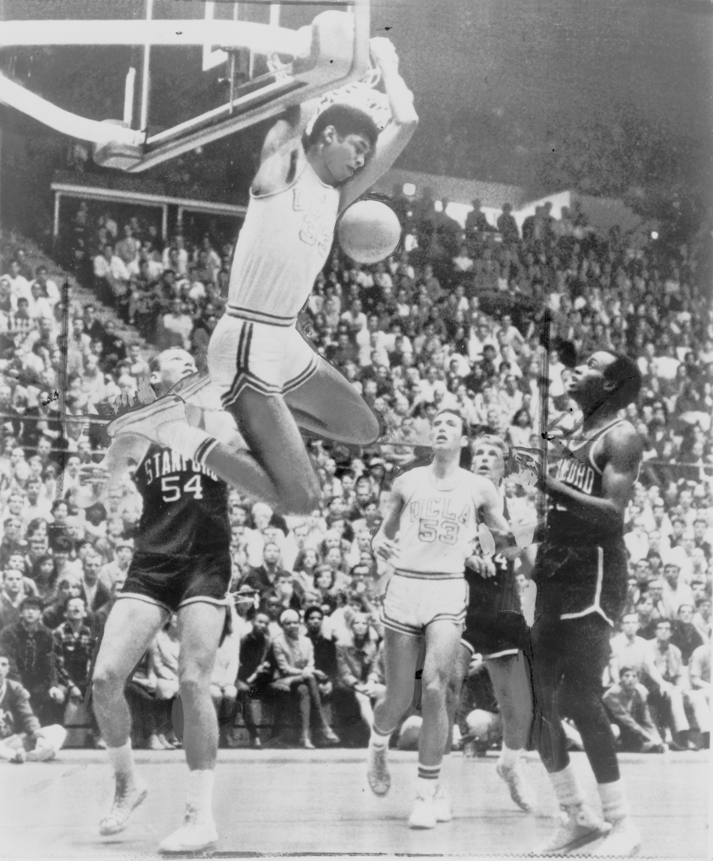 Alcindor dengan dunk dua tangan terbalik menentang Stanford
