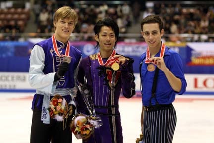 Takahashi (tengah) di podium NHK Trophy 2007.