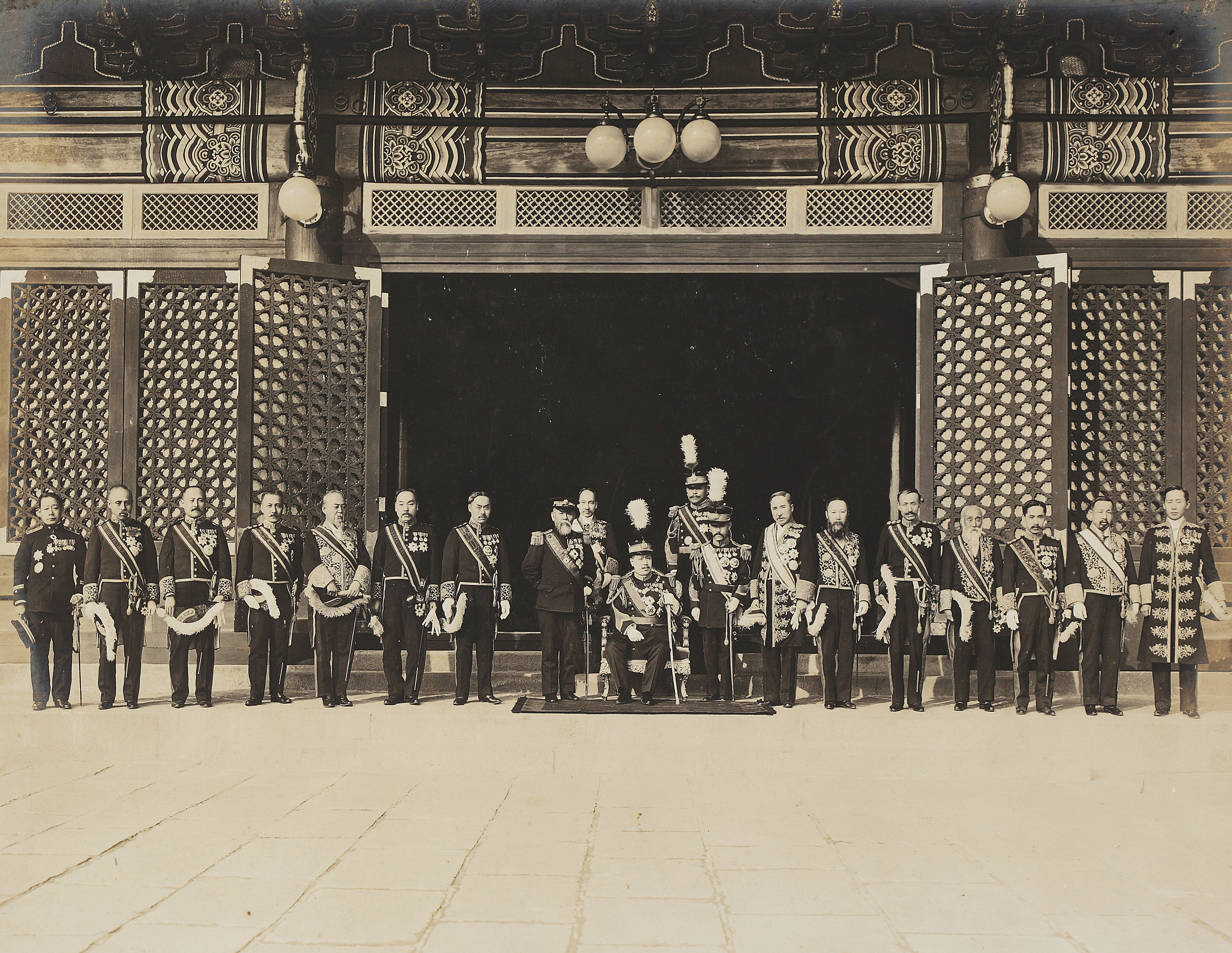 1909년 순종 황제 서북 순행 시 군복을 입고 기념 촬영한 이재각(오른쪽에서 두 번째).