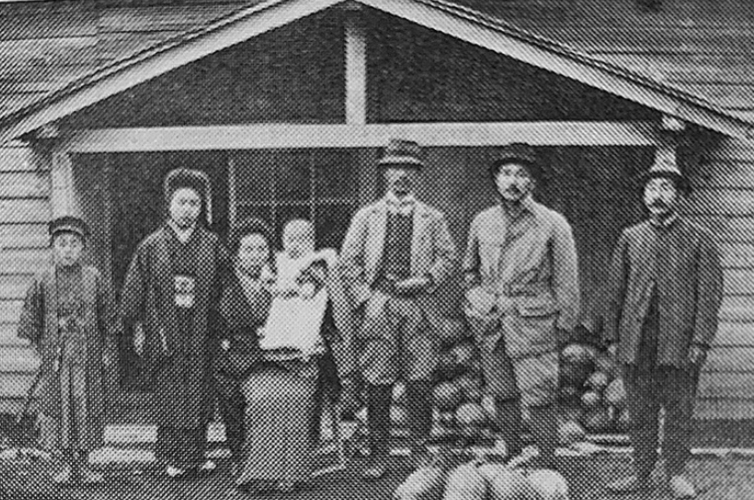 1916년 (다이쇼 5년), 아리시마 농장에서. 오른쪽에서 두 번째가 아리시마 다케오.