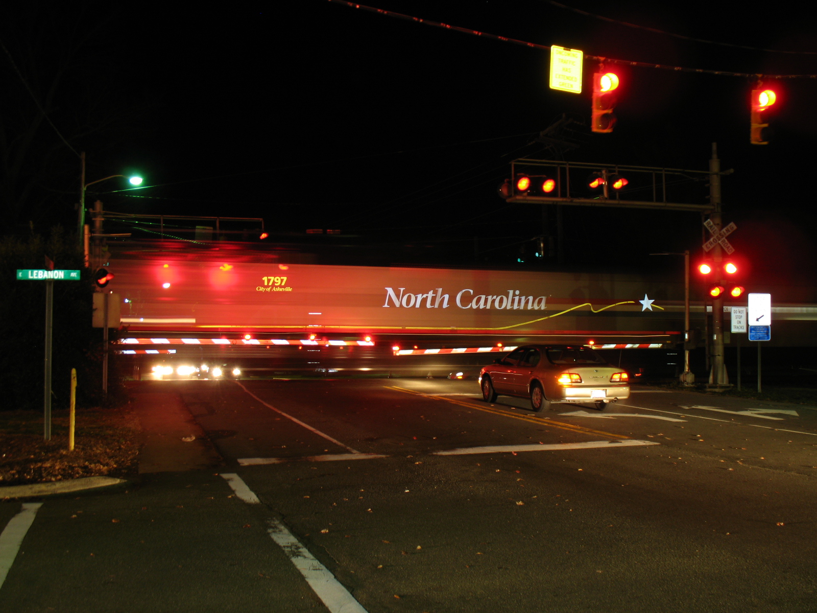 앰트랙 캐롤리니안과 피에드몬트 열차가 통과하는 미국의 전형적인 철도 건널목의 예