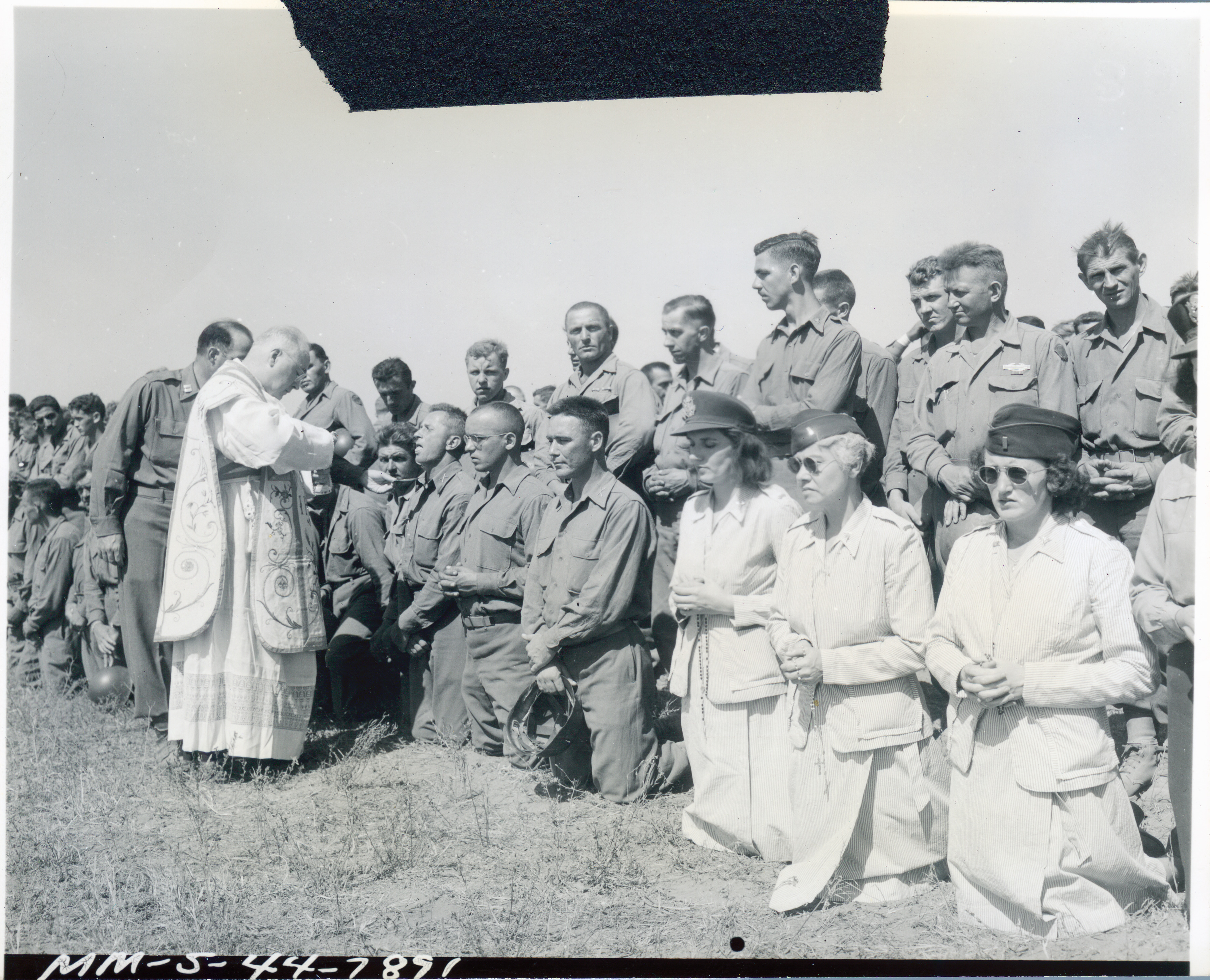제2차 세계 대전 중 1944년 이탈리아에 주둔한 미 제5군을 방문하여 미사를 집전하고 성체를 분배하는 스펠먼 대주교