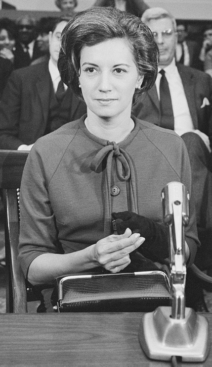 1967년 남편에 대한 혐의를 조사하는 하원 위원회 청문회에 참석한 이베트 디아고 파월.