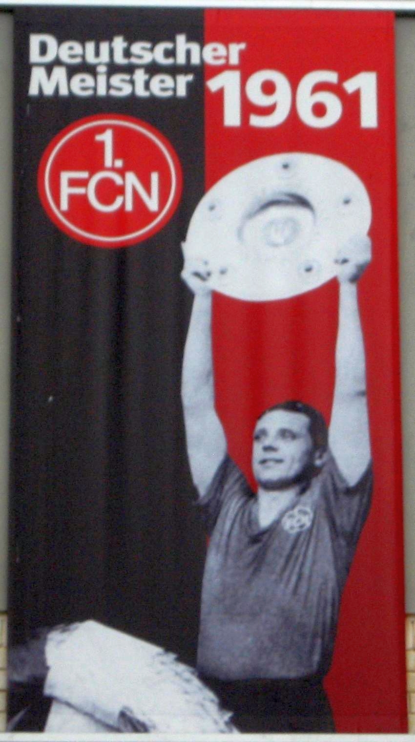 Max Morlock (tengah) bersama trofi Meisterschale pada tahun 1961 selepas menjuarai Liga Jerman bersama 1. FC Nürnberg.