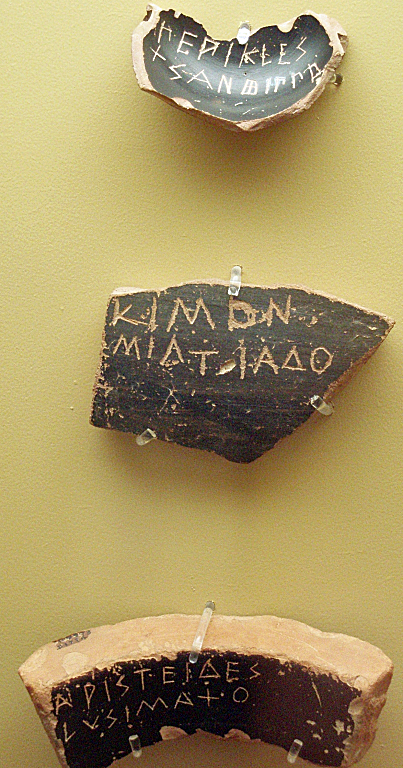 도편 추방 투표에 사용된 깨진 도자기 조각(오스트라콘). 위에서 아래로 페리클레스, 키몬, 아리스티데스의 이름과 그들의 부칭이 적혀 있다.