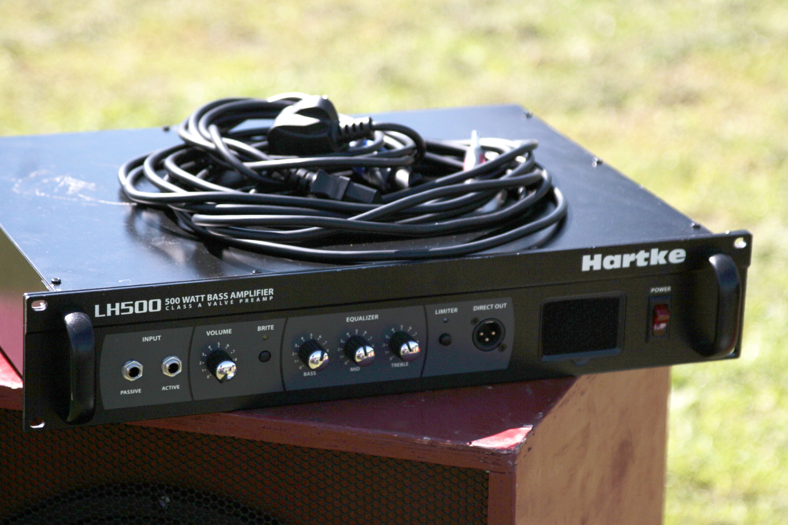 Hartke 베이스 앰프 유닛. 이것은 앰프 전자 장치일 뿐입니다. 소리를 내려면 베이스 스피커 캐비닛에 연결해야 합니다.