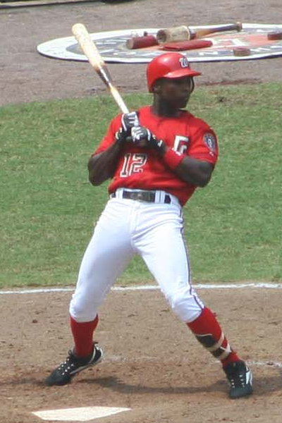 Alfonso Soriano memukul bola untuk Nationals pada tahun 2006
