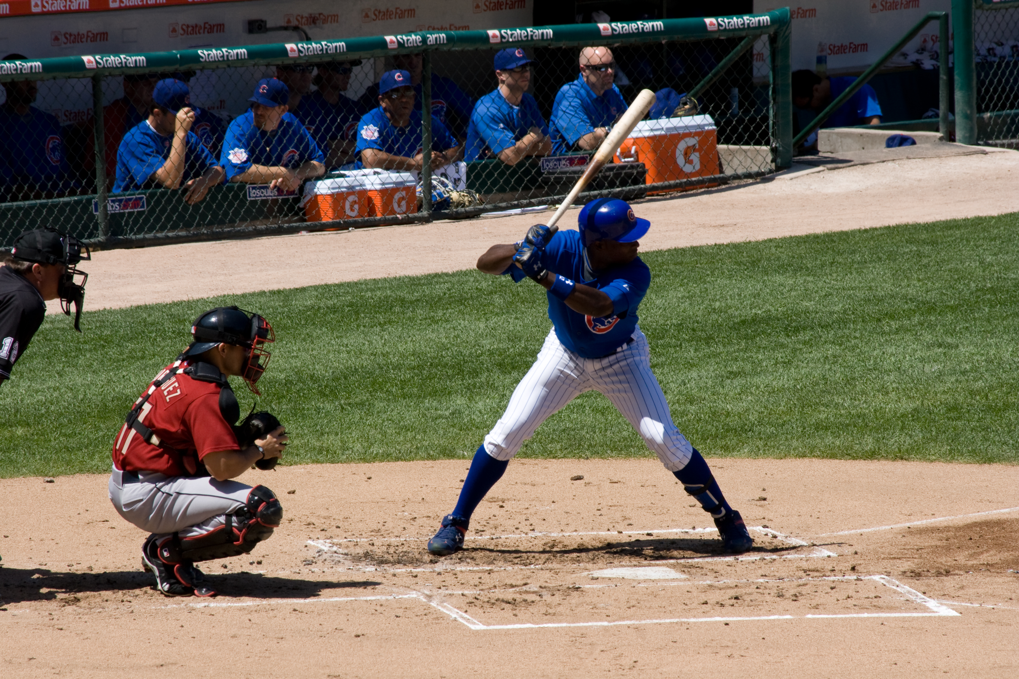 Soriano memukul bola bersama Cubs pada tahun 2009.