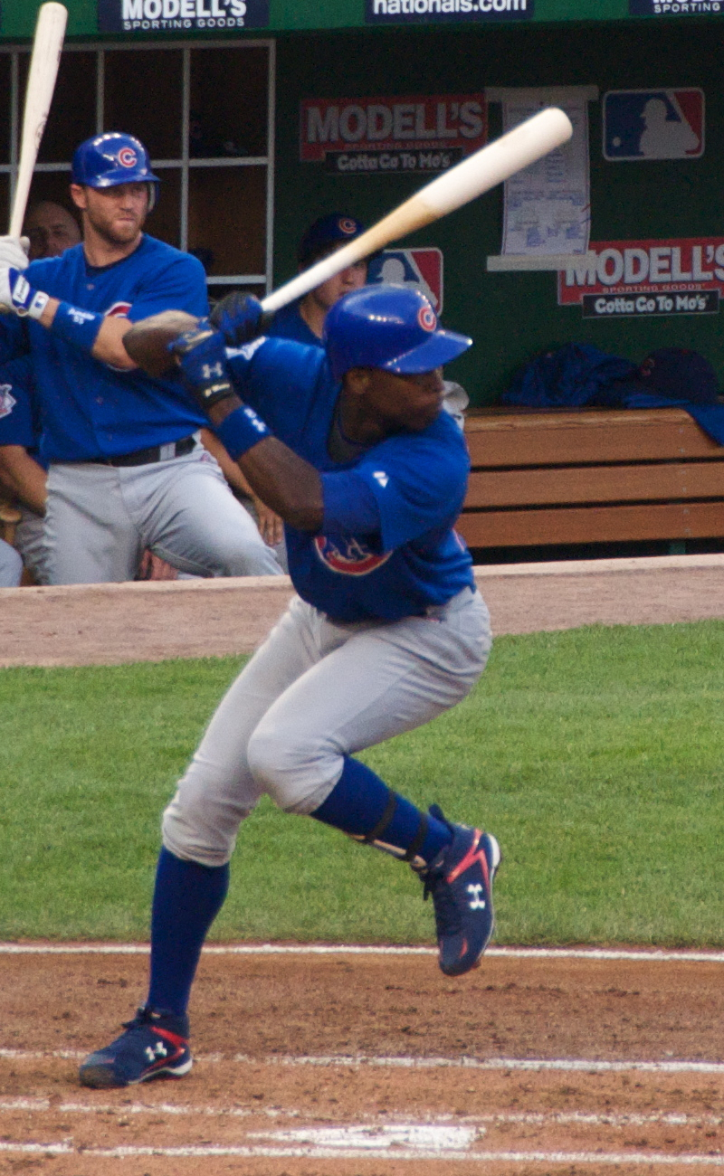 Alfonso Soriano memukul bola untuk Cubs pada tahun 2009