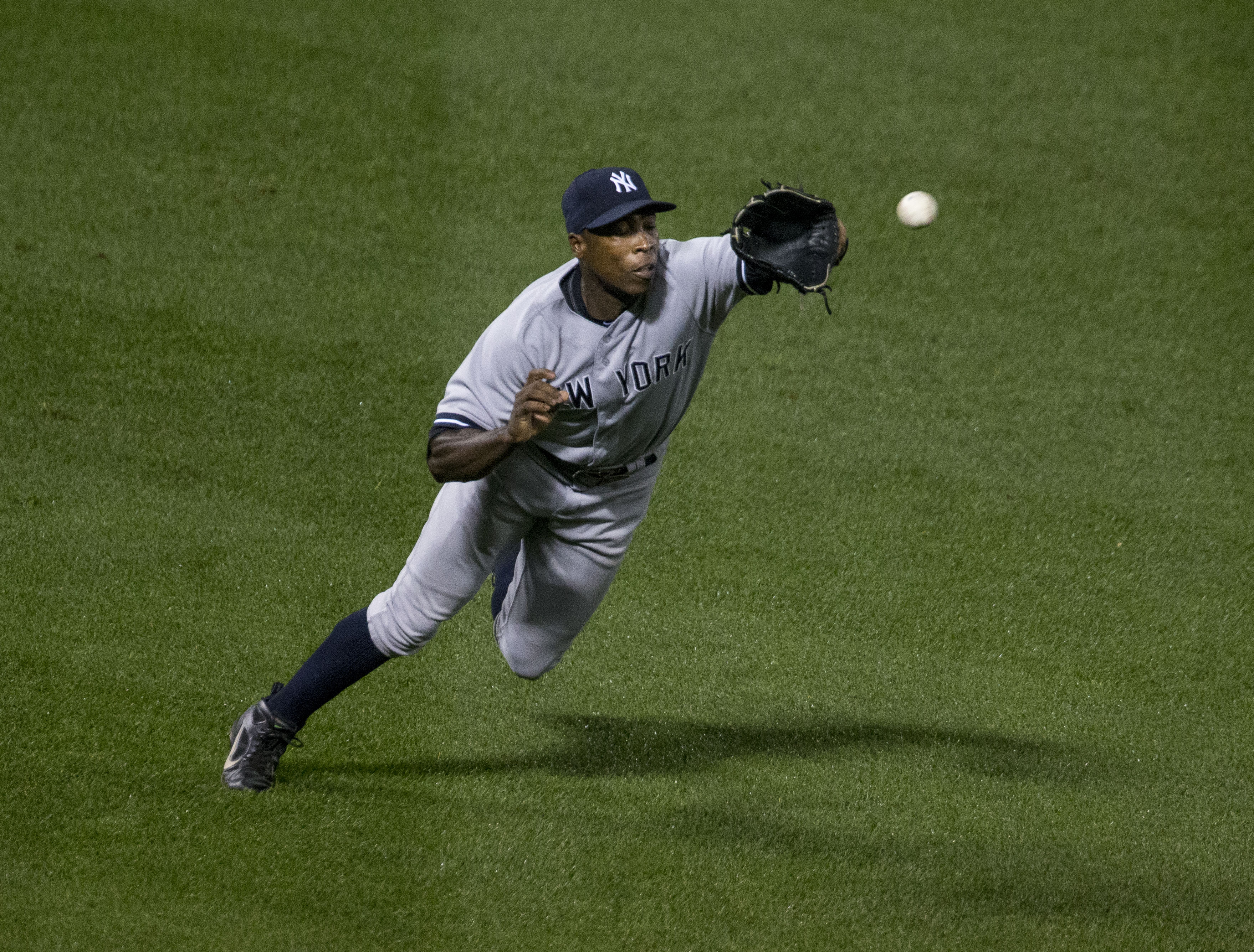 Alfonso Soriano melakukan tangkapan menyelam semasa perlawanan Yankees-Orioles pada 12 September 2013