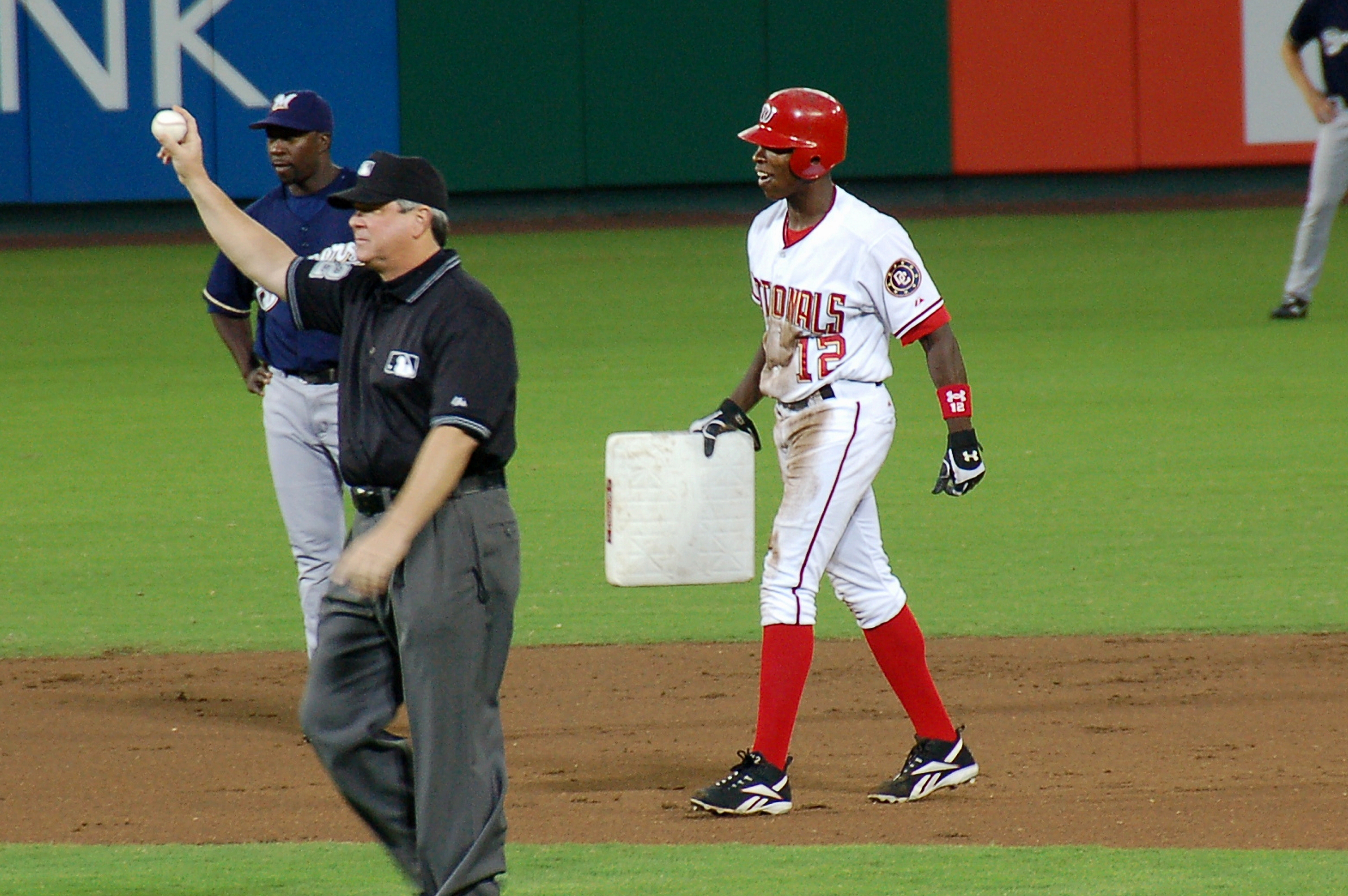 Alfonso Soriano menyertai 40-40 club dengan mencuri base ke-40nya menentang Milwaukee Brewers di Stadium RFK, 16 September 2006.