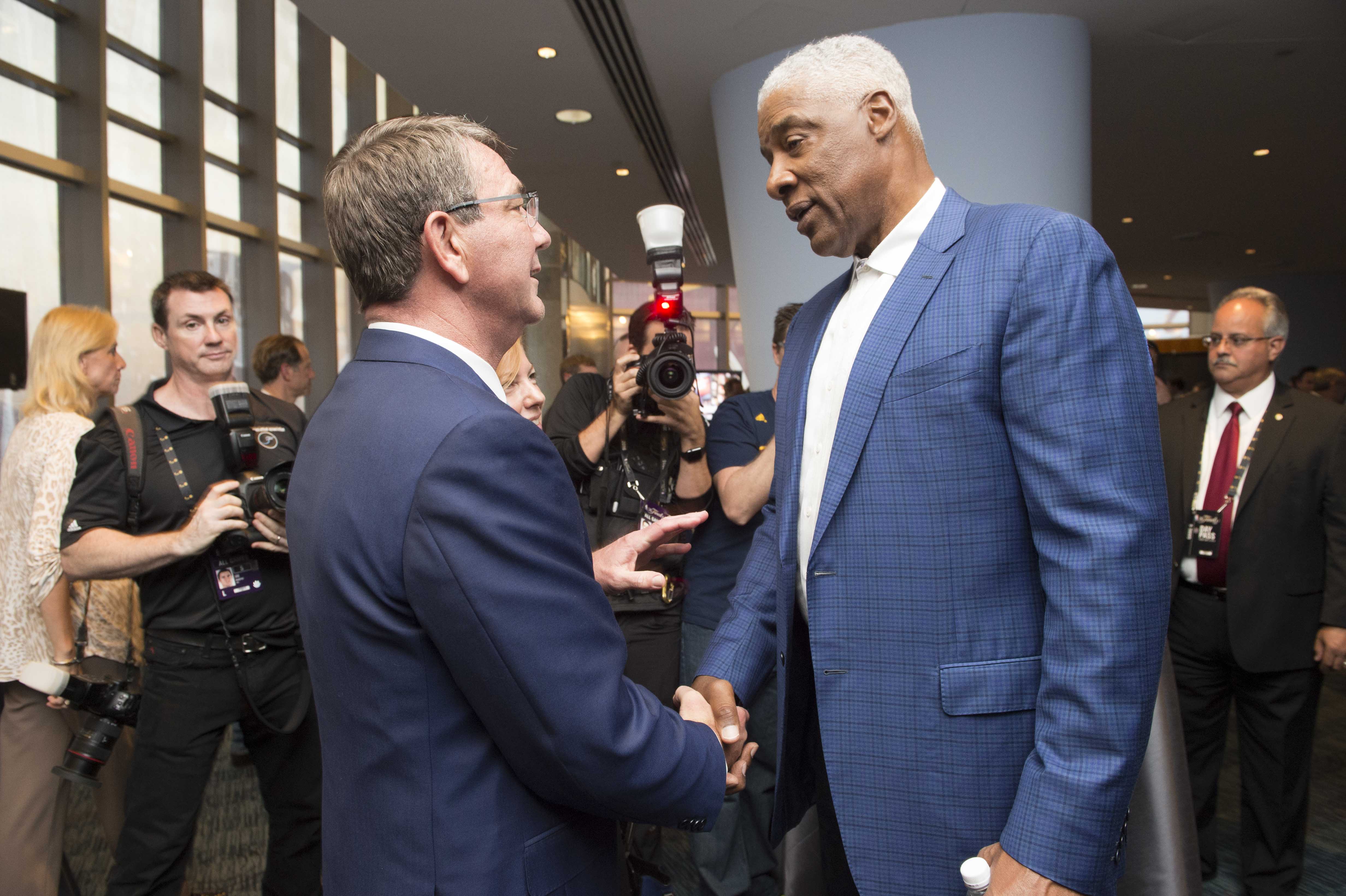 2016년 NBA 파이널 4차전에서 애슈턴 카터 국방부 장관과 만난 어빙