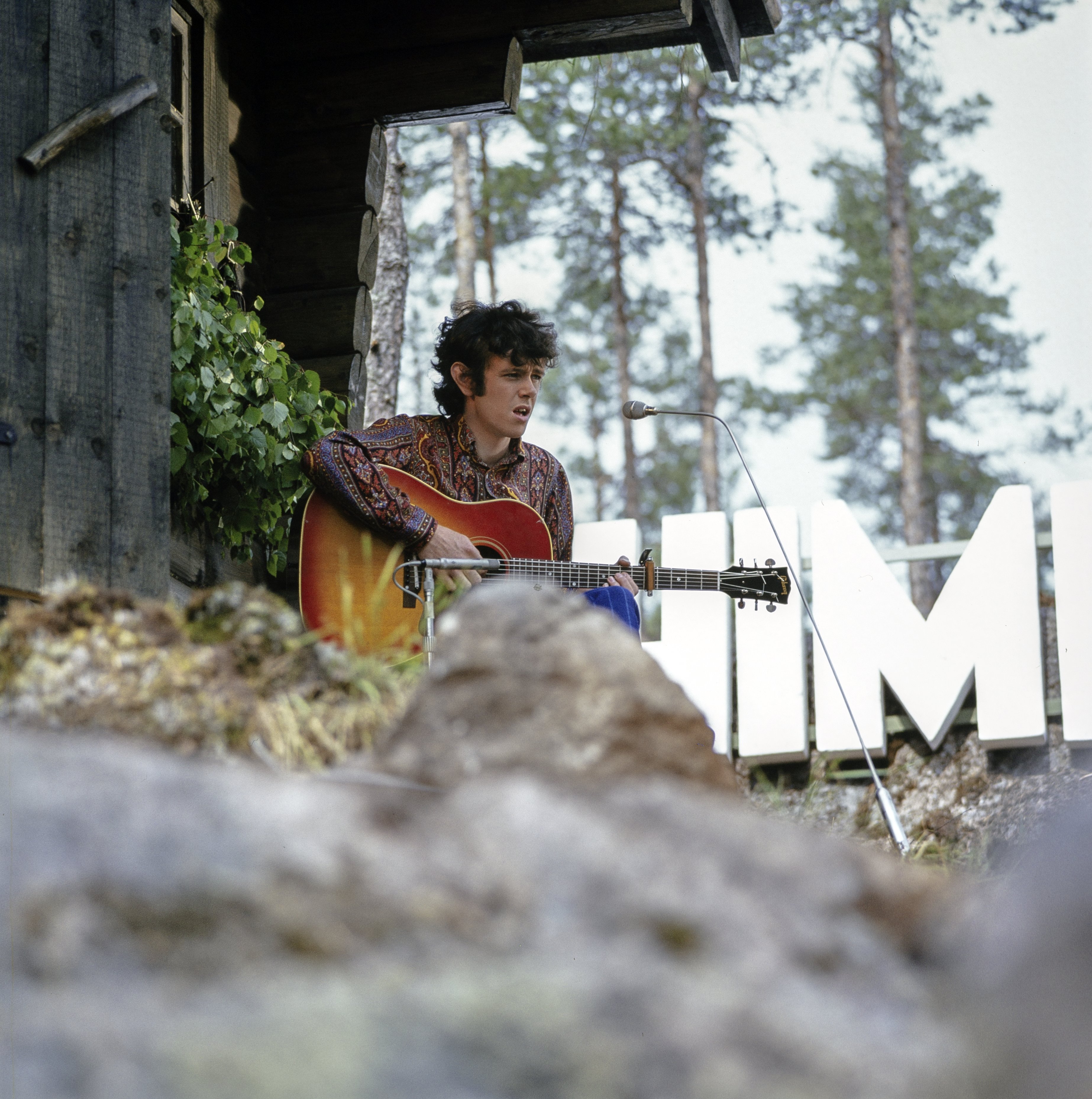 Donovan performing in Finnish Broadcasting Company's television program Ohimennen in June 1966.