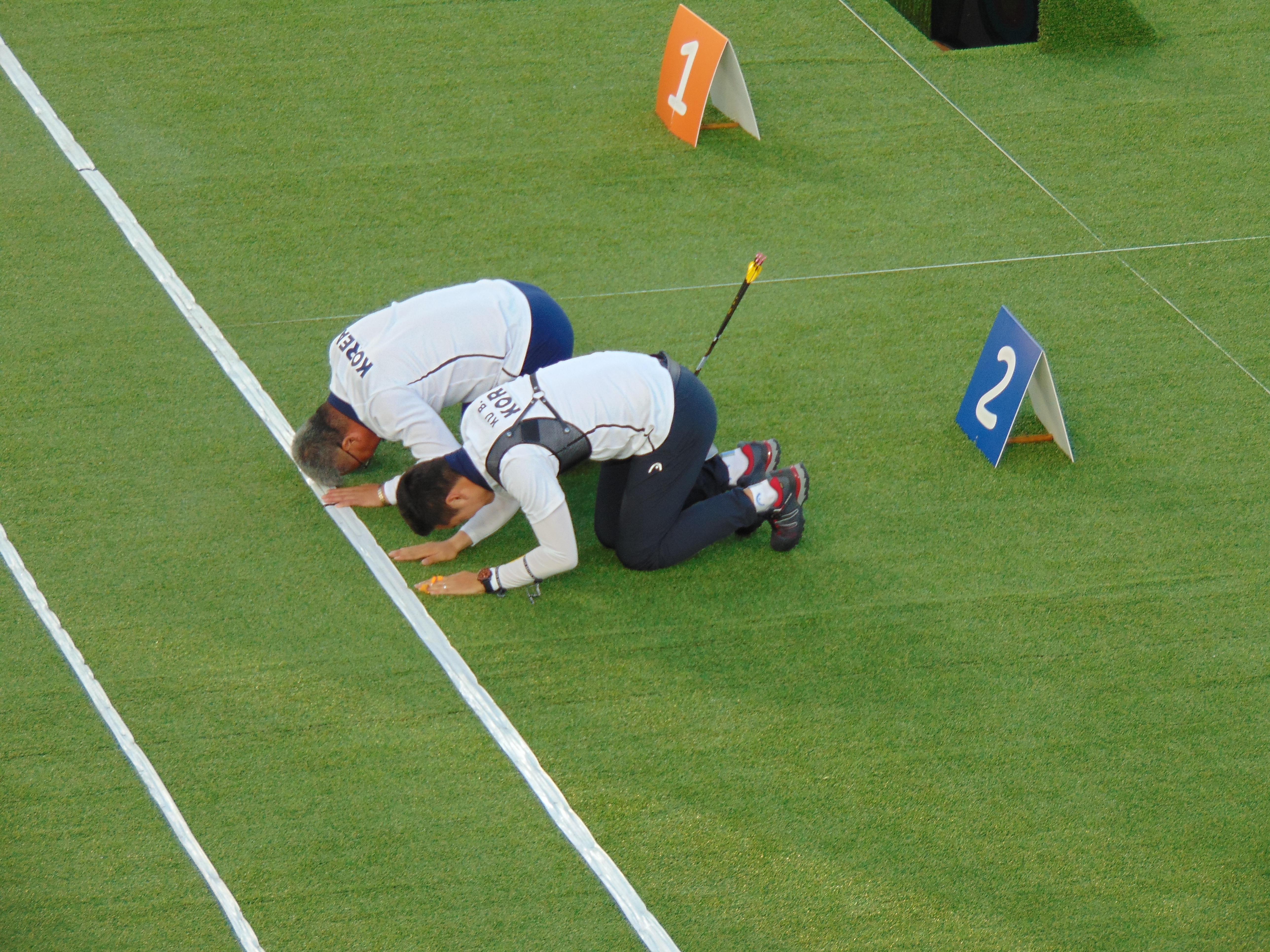 2016년 리우 올림픽에서 금메달을 획득한 후 코치와 함께 있는 구본찬