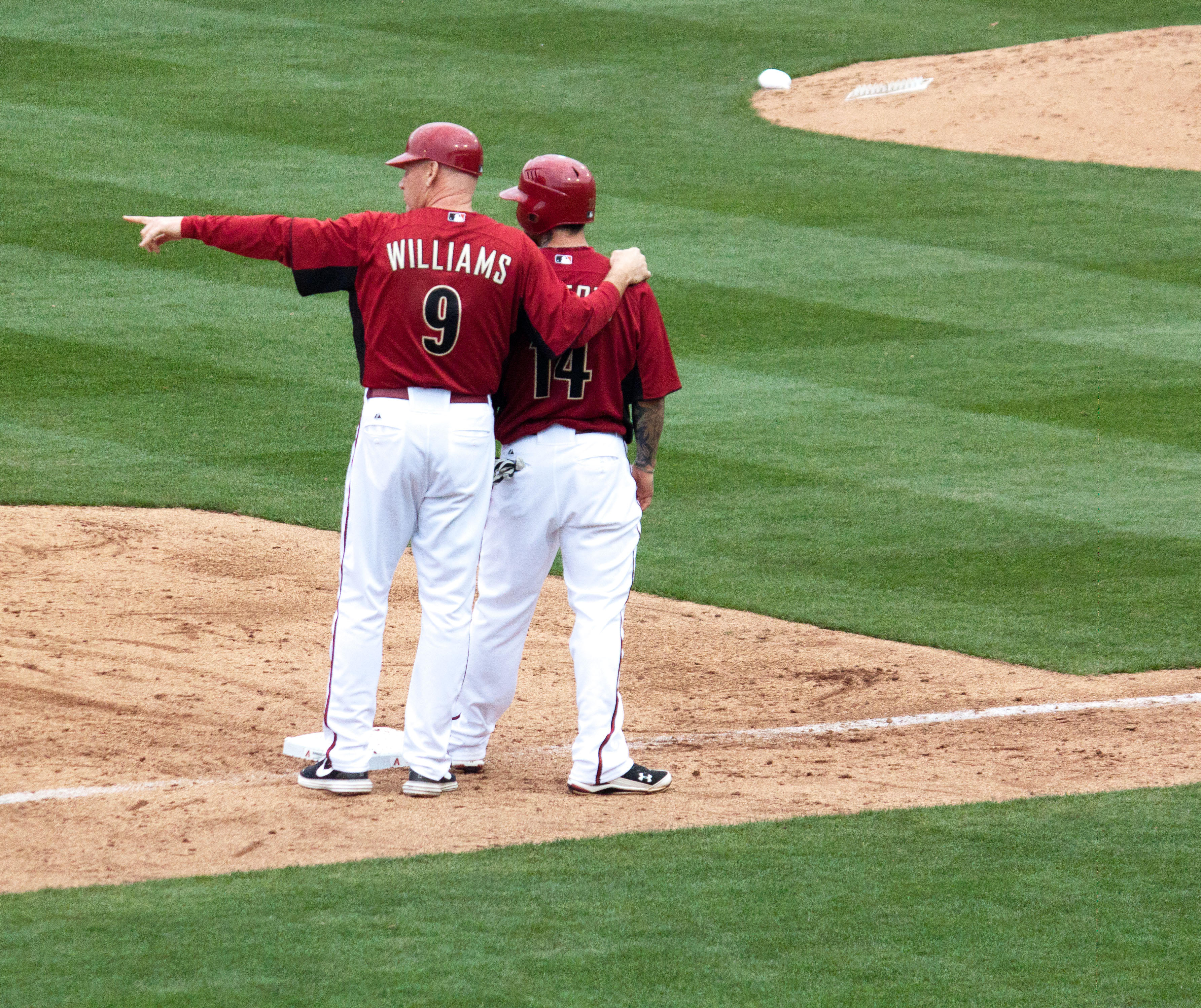 Williams (left) as third base coach with the Diamondbacks in 2011