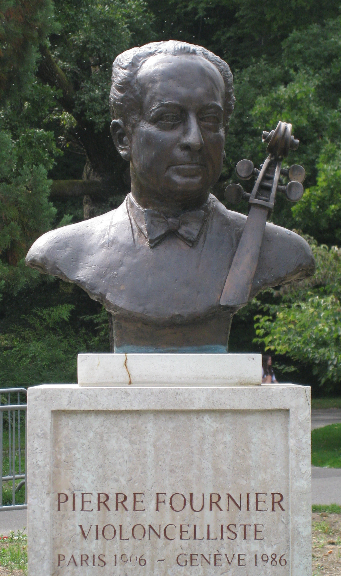 Bust Pierre Fournier yang didirikan di Geneva, Switzerland.