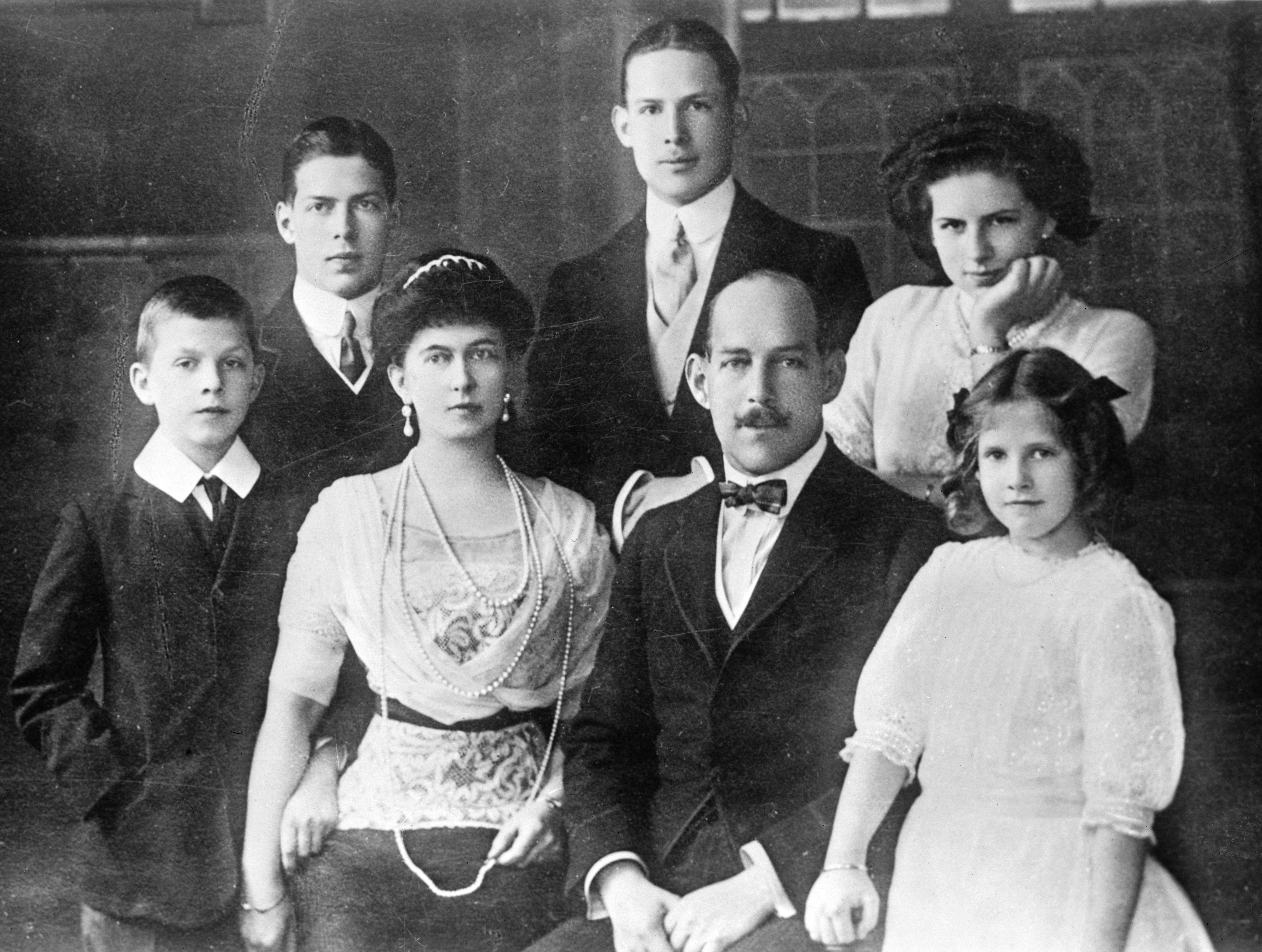 ครอบครัวราชวงศ์กรีกในปี ค.ศ. 1914: สมเด็จพระราชาธิบดีคอนสแตนตินที่ 1 และสมเด็จพระราชินีโซเฟีย ทรงฉายพระรูปกับพระโอรสธิดาห้าพระองค์ (จากซ้ายไปขวา): เจ้าชายพอล, เจ้าชายอเล็กซานเดอร์, เจ้าชายจอร์จ, เจ้าหญิงเฮเลน และเจ้าหญิงไอรีน