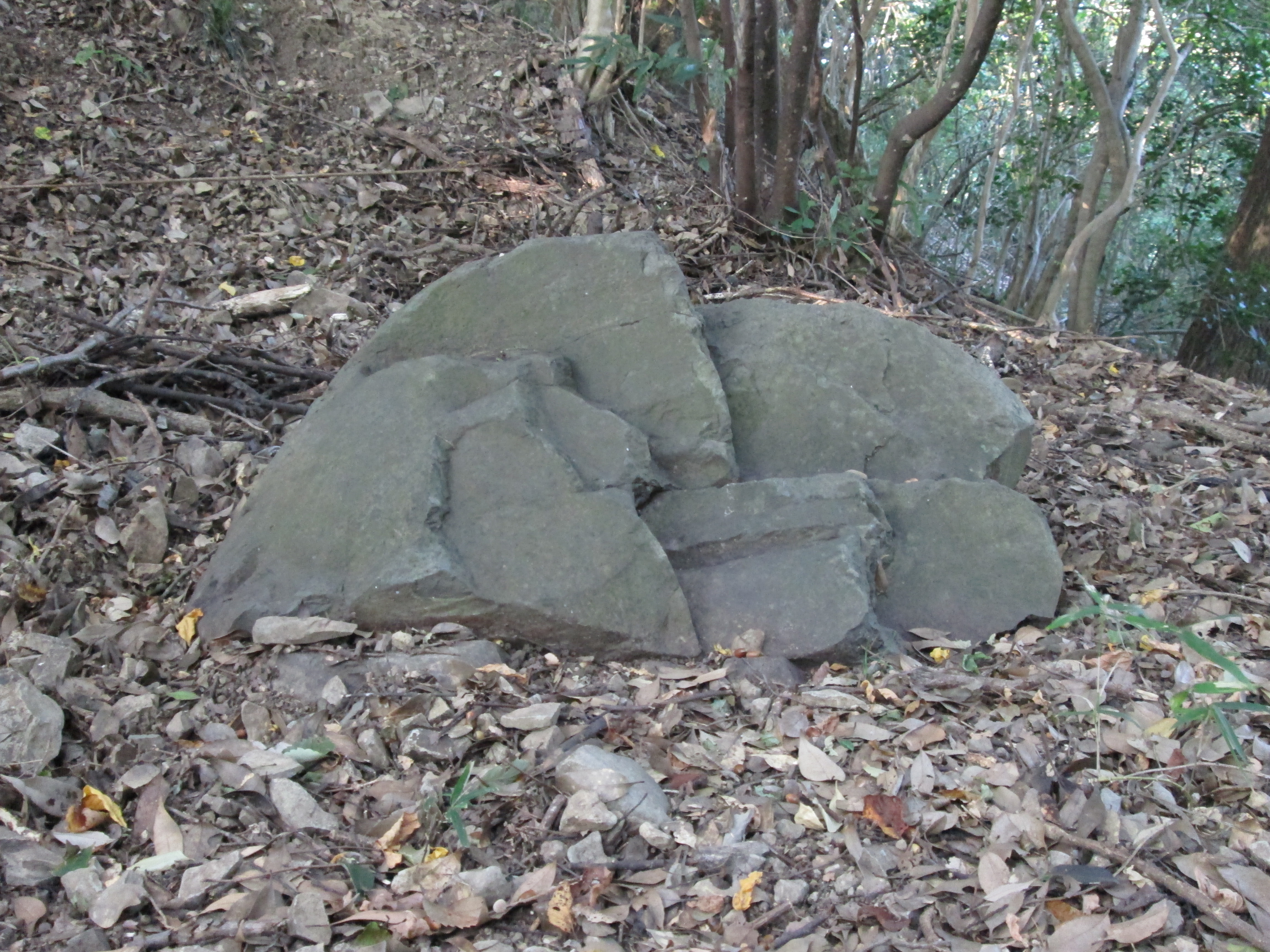 清水寺(島根県安来市清水町)の札打ち巡拝路にある、山中鹿介の槍砥石。この石で幸盛が槍を砥いだとされる。