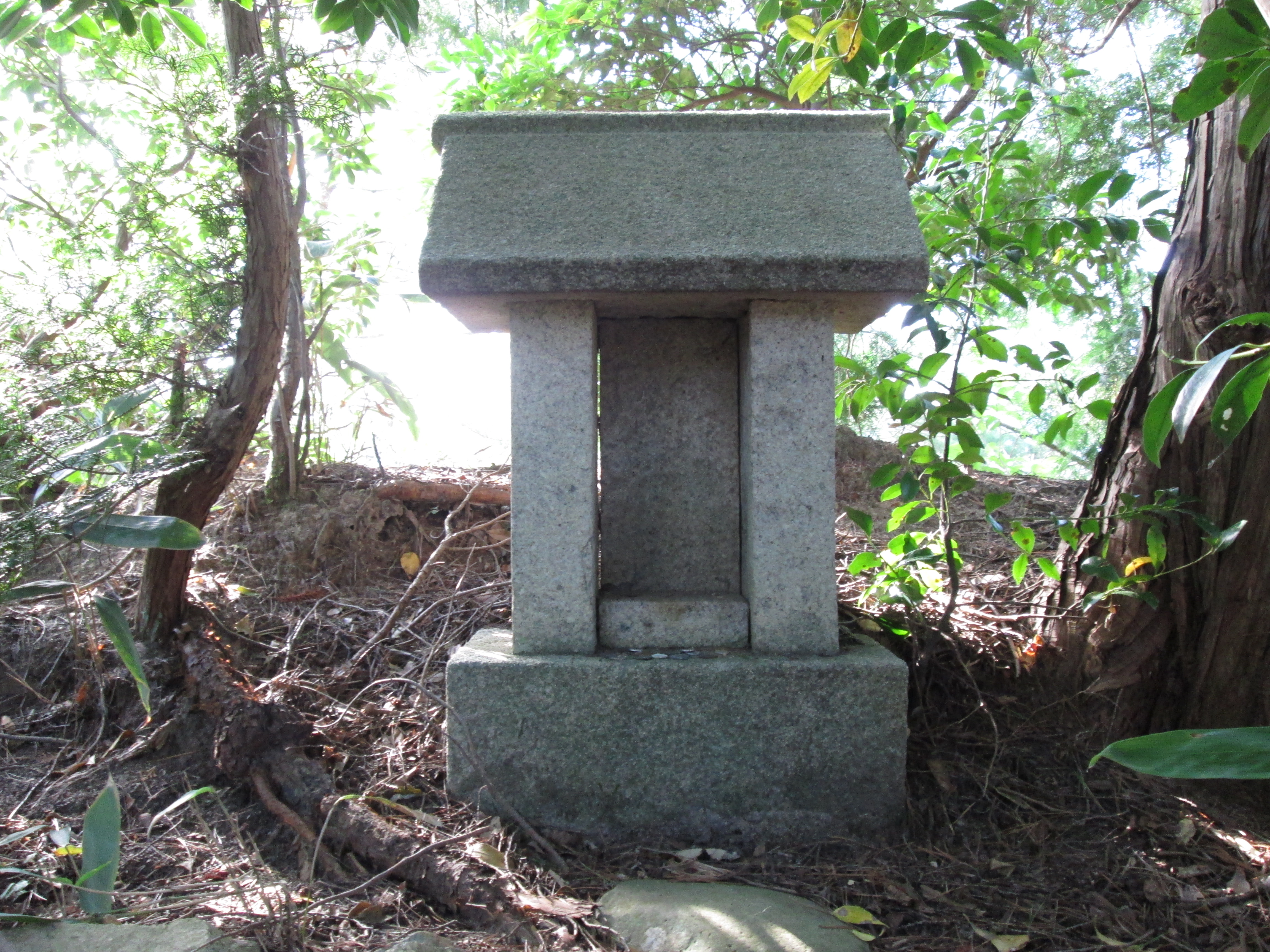 鹿介神社(島根県安来市広瀬町布部)。幸盛を祀った神社。霊験あらたかにして、願解きには古武器類を奉納する習わしがあった。