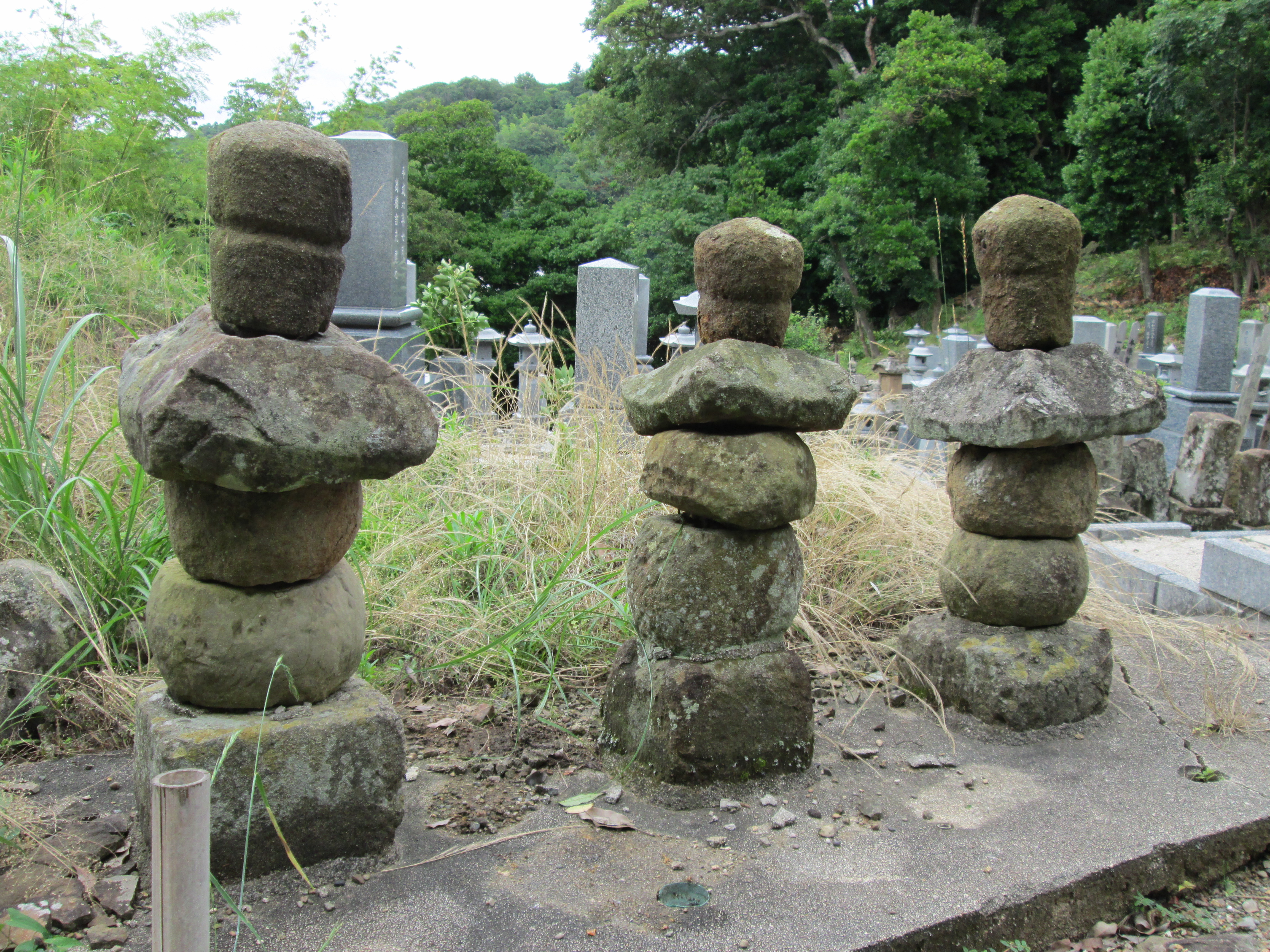 幸盛の屋敷にあったとされる五輪塔。現在は近くの常光寺の墓地に移転されている。