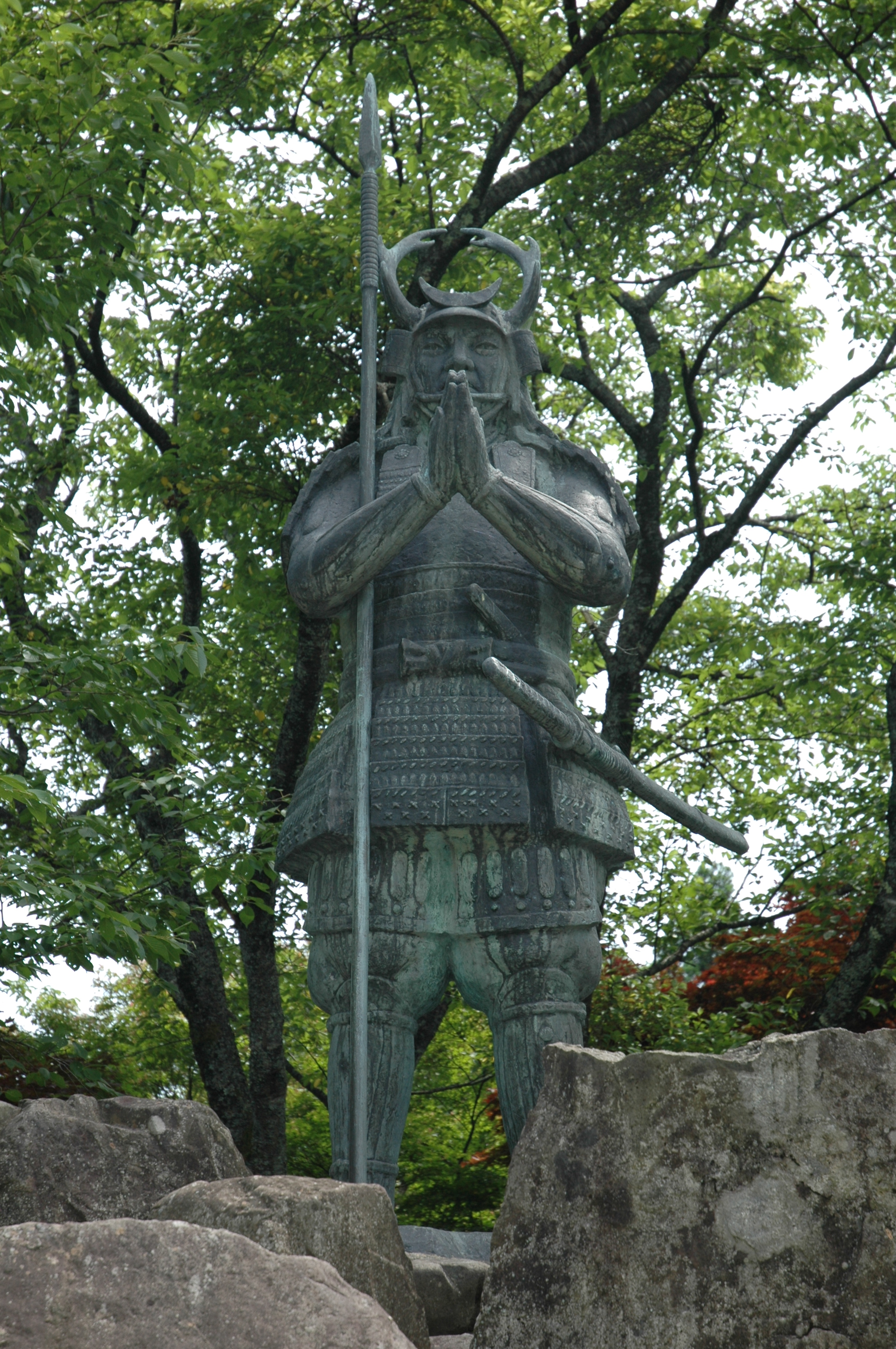 月山富田城跡の太鼓壇公園に建つ山中鹿介幸盛の銅像。1978年、幸盛没後400年を記念して建立された。