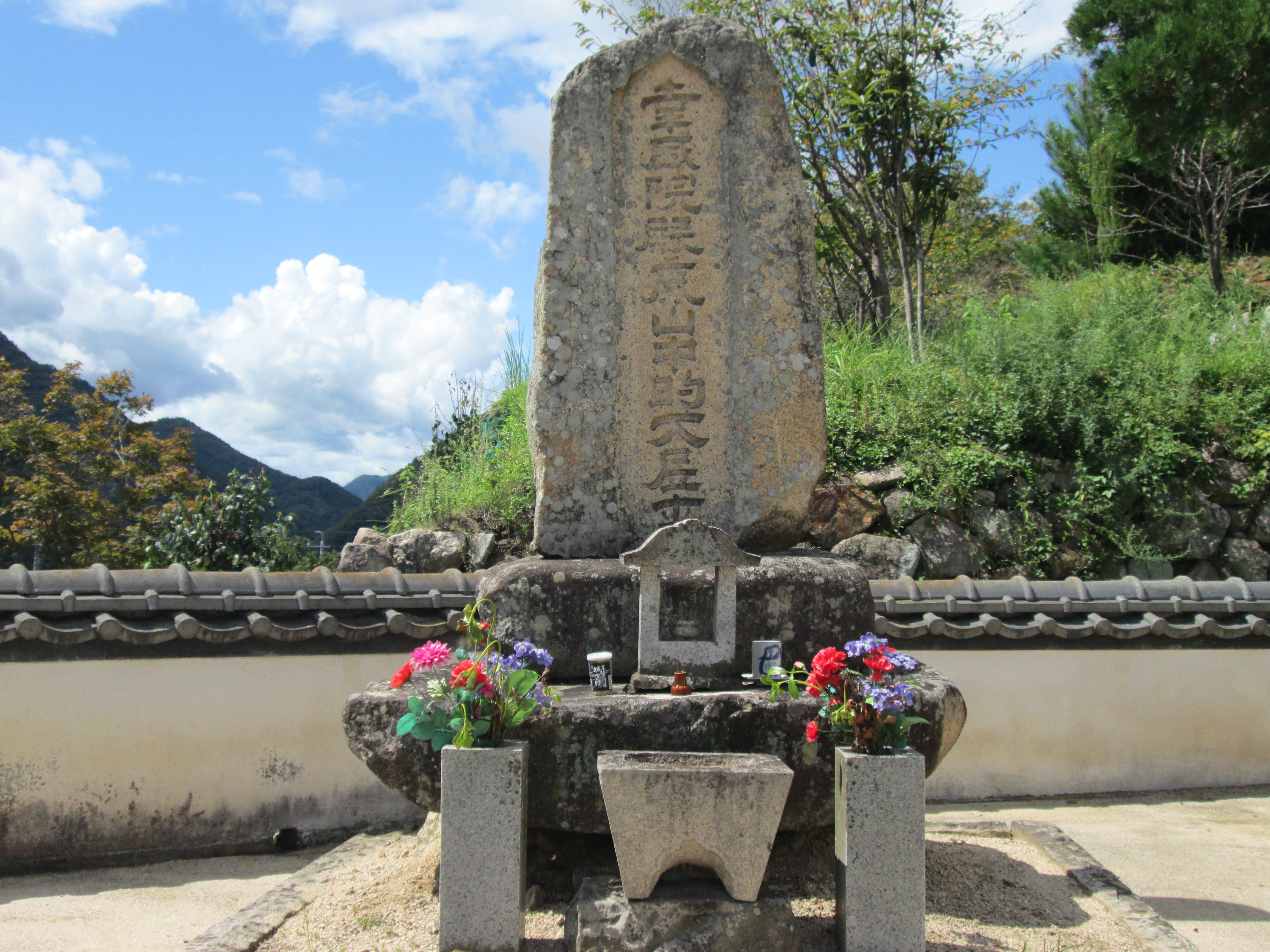 観泉寺(岡山県高梁市落合町)にある幸盛の墓所