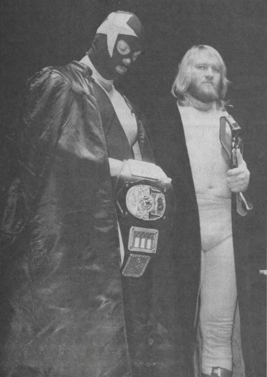 Super Destroyer (trái) và Big John Studd (phải) với Đai vô địch Đội tag team Quốc gia NWA, khoảng năm 1982.