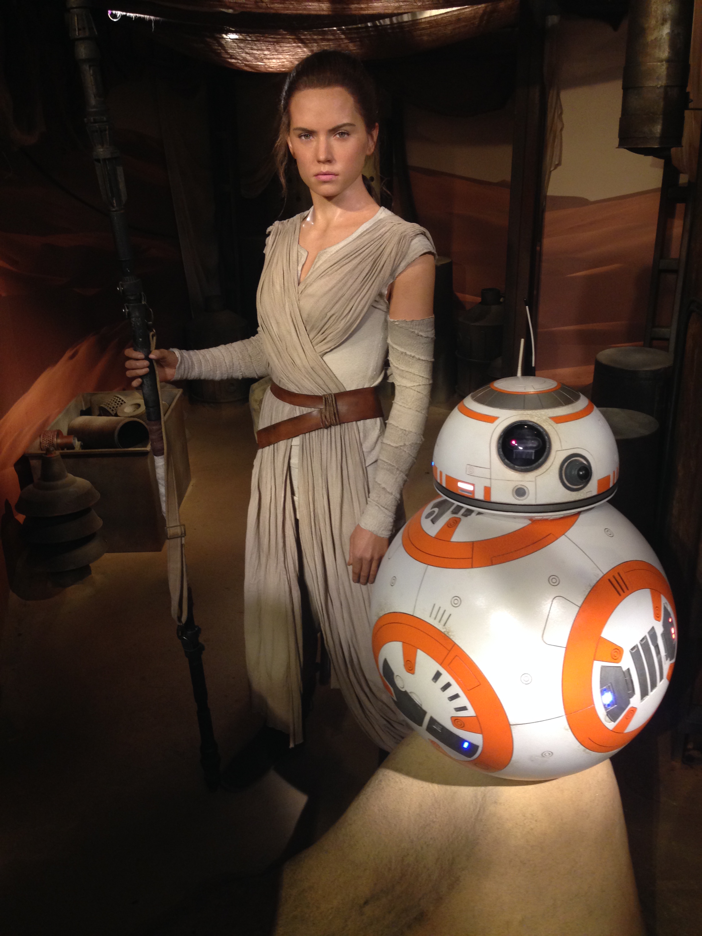 런던 마담 투소 박물관에 전시된 레이 (및 드로이드 BB-8) 밀랍 인형을 재현한 데이지 리들리 밀랍 인형