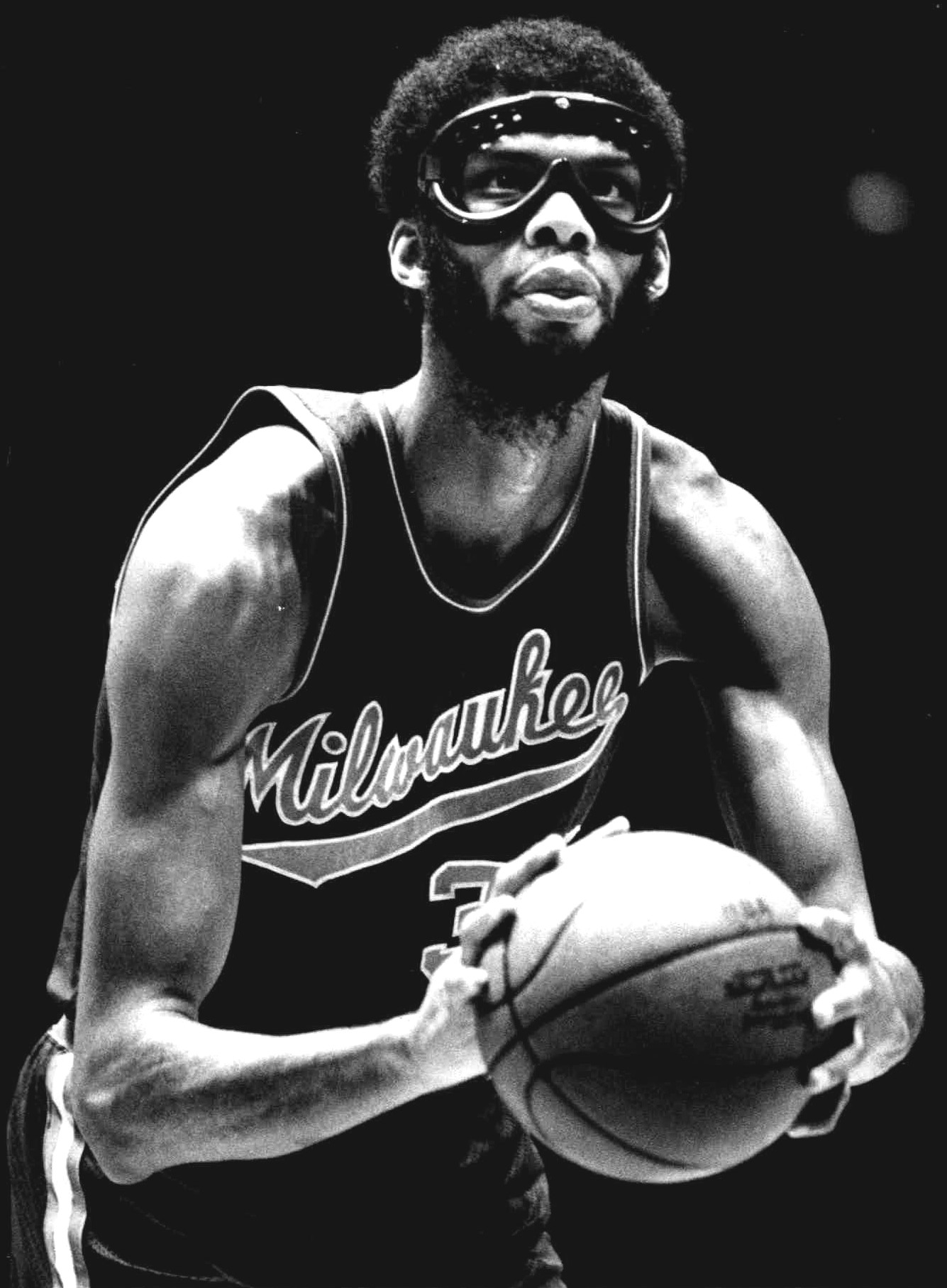 Abdul-Jabbar menyusun balingan percuma. Beliau mula memakai gogal untuk mengelakkan kerosakan pada kornea matanya.