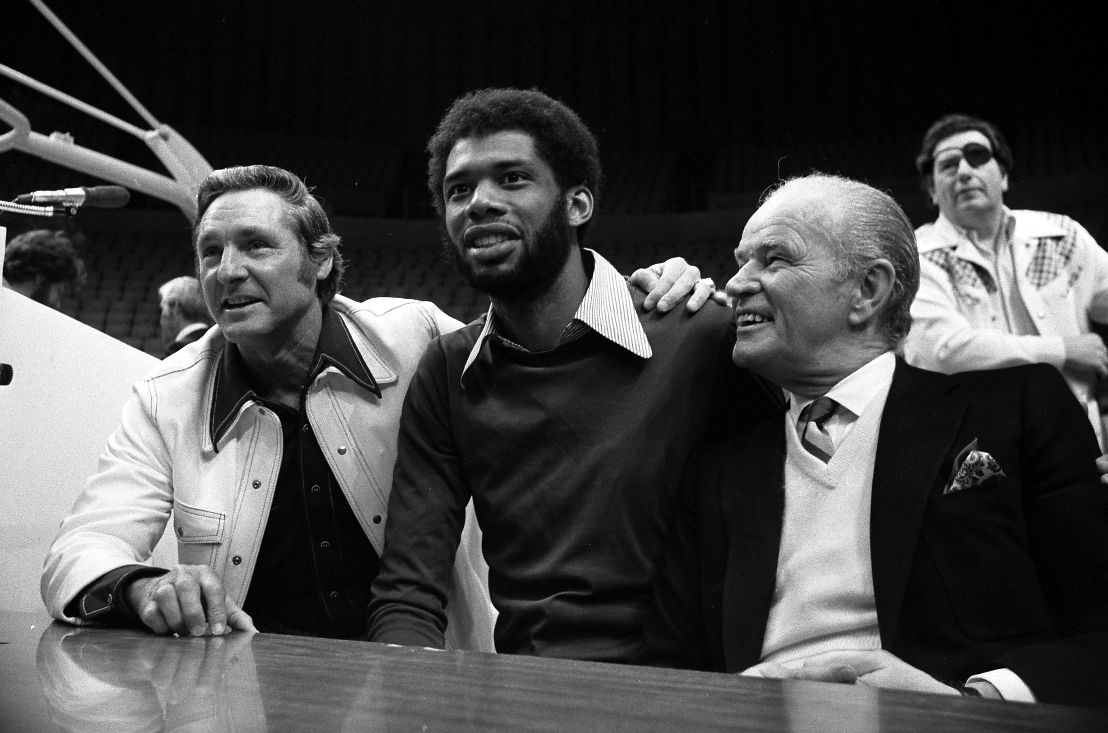 Bill Sharman dan Jack Kent Cooke pada sidang media mengumumkan penandatanganan Abdul-Jabbar