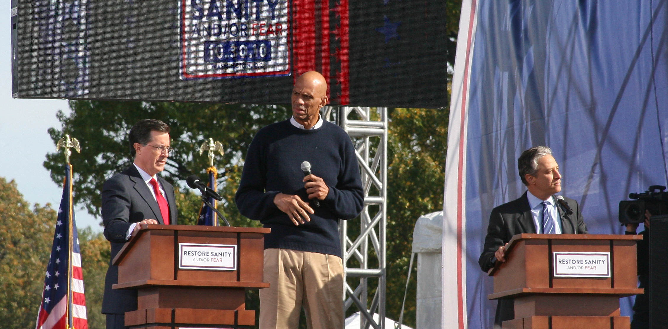 Abdul-Jabbar (tengah) di Rally to Restore Sanity and/or Fear bersama hos Comedy Central Stephen Colbert dan Jon Stewart