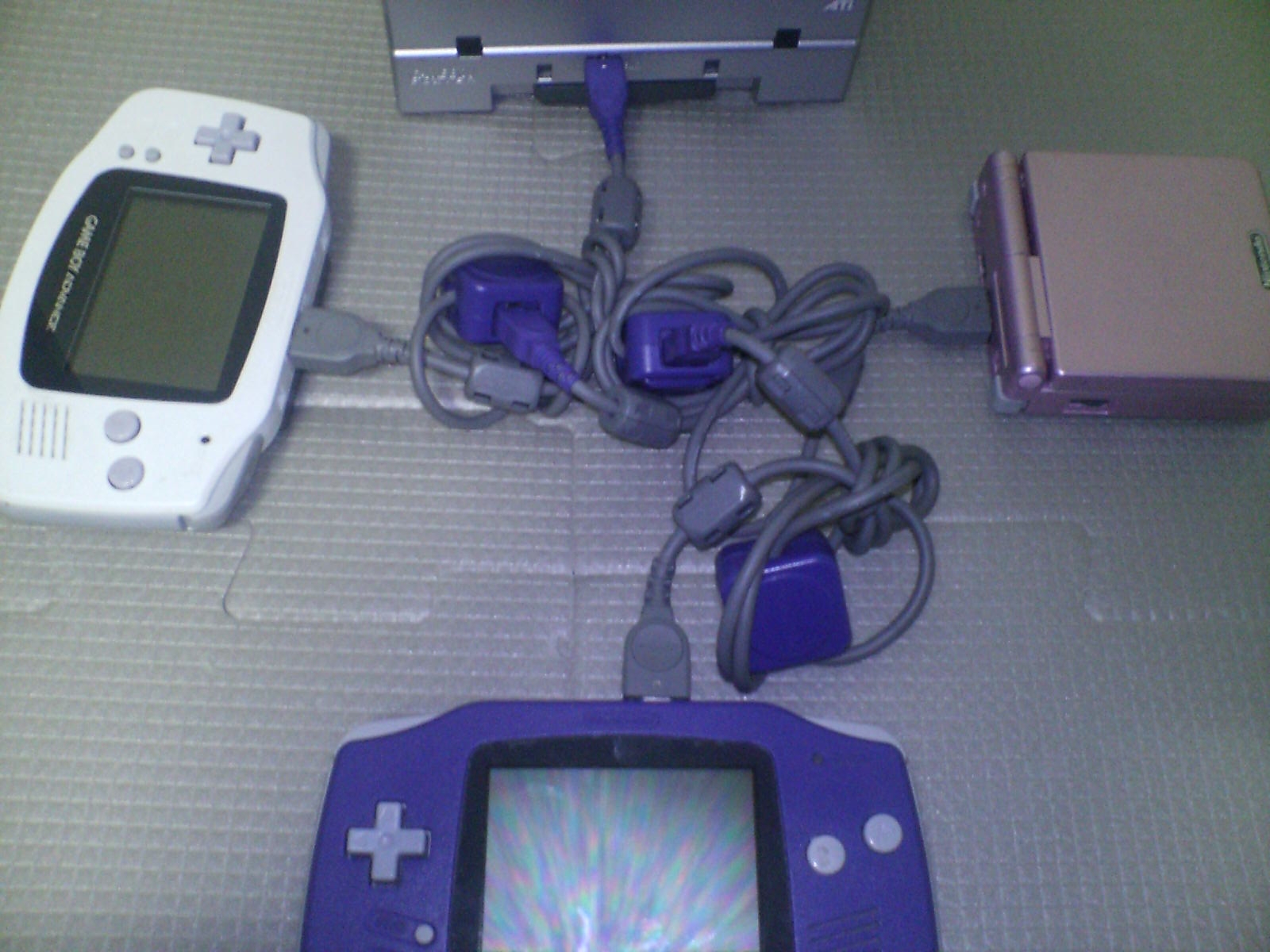 GBA 2대와 GBA SP 1대, GC 1대를 이용한 4인 대전 연결