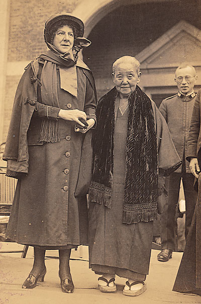 니지마 야에(오른쪽)와 구세군 총대장 에반젤린 부스(왼쪽), 1929년 11월경.